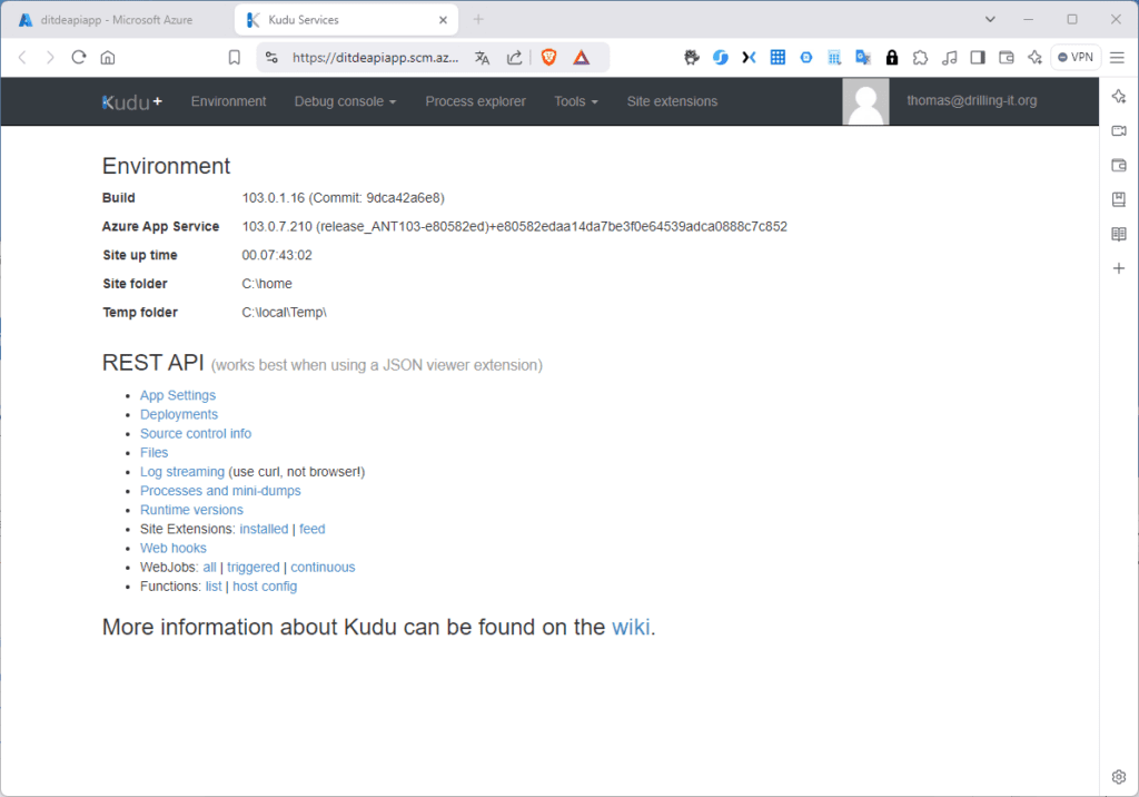 Screenshot einer Kudu Services-Umgebungsseite mit Build-Informationen, REST-API-Optionen und Links zu weiteren Informationen.