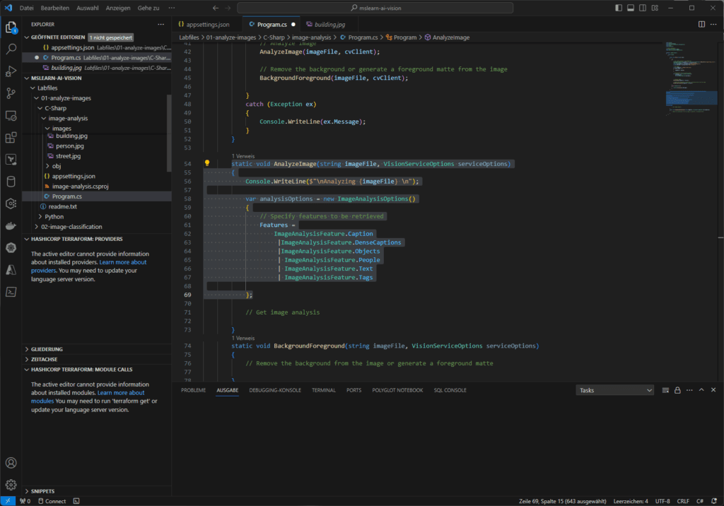 Code-Editor, der C#-Code für die Bildanalyse mit Azure-Diensten anzeigt, mit einem Datei-Explorer auf der linken Seite.
