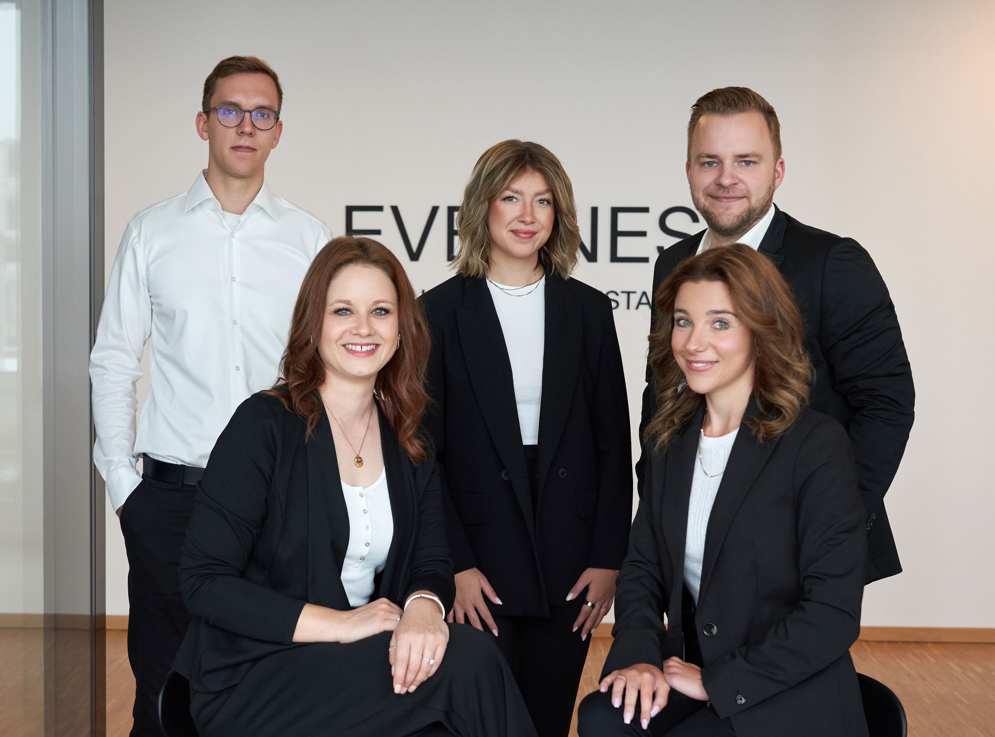Ein Gruppenfoto des Teams von der Firma Evernest Dortmund
