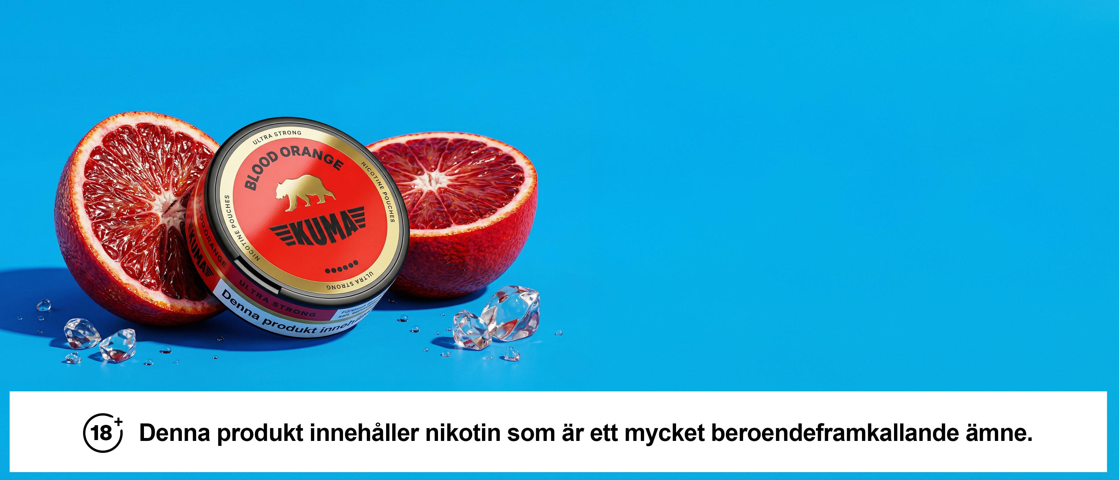 KUMA blood orange nicotine pouches next to halved blood oranges and ice on a blue background. Warning text in Swedish below.