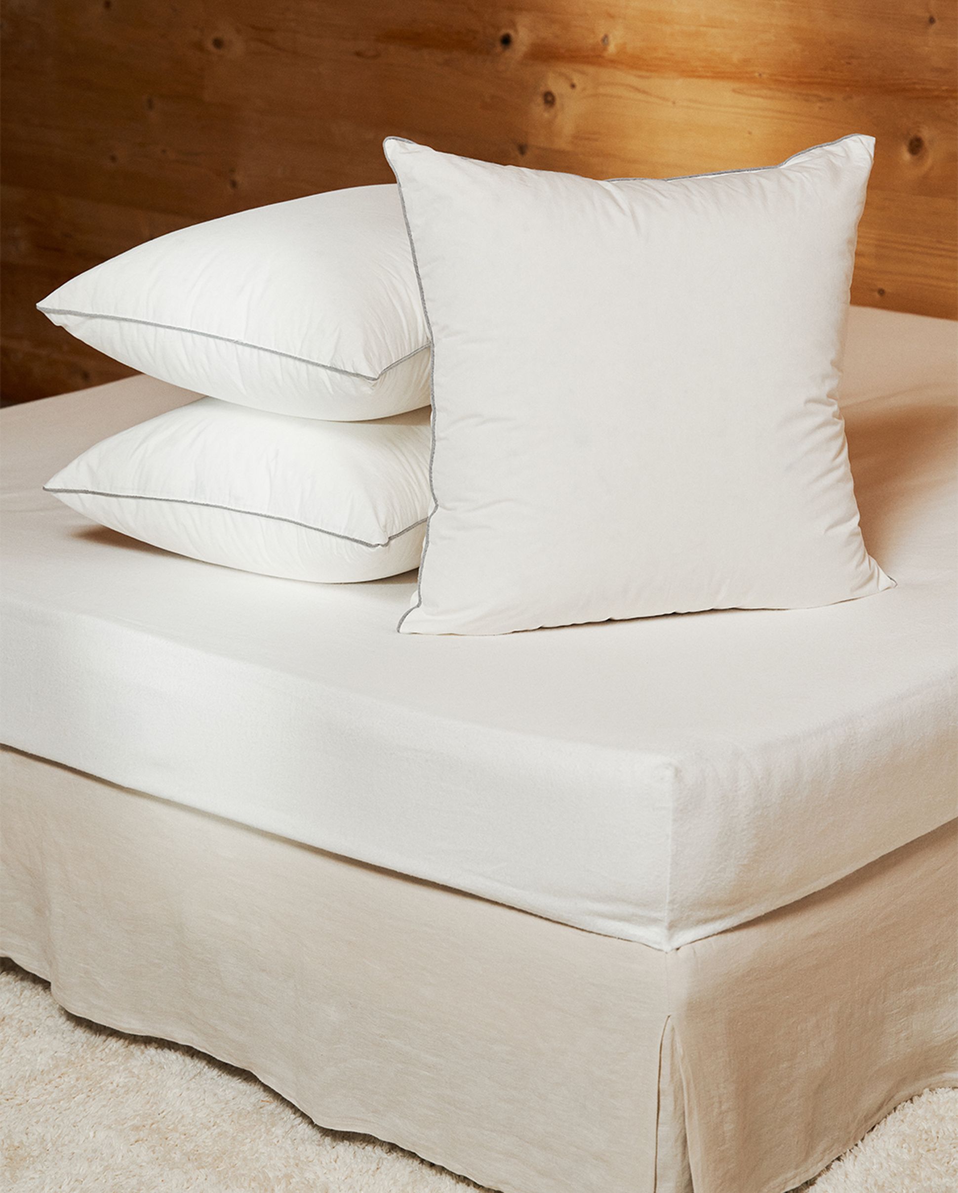 Trois oreillers sur un lit bien disposés