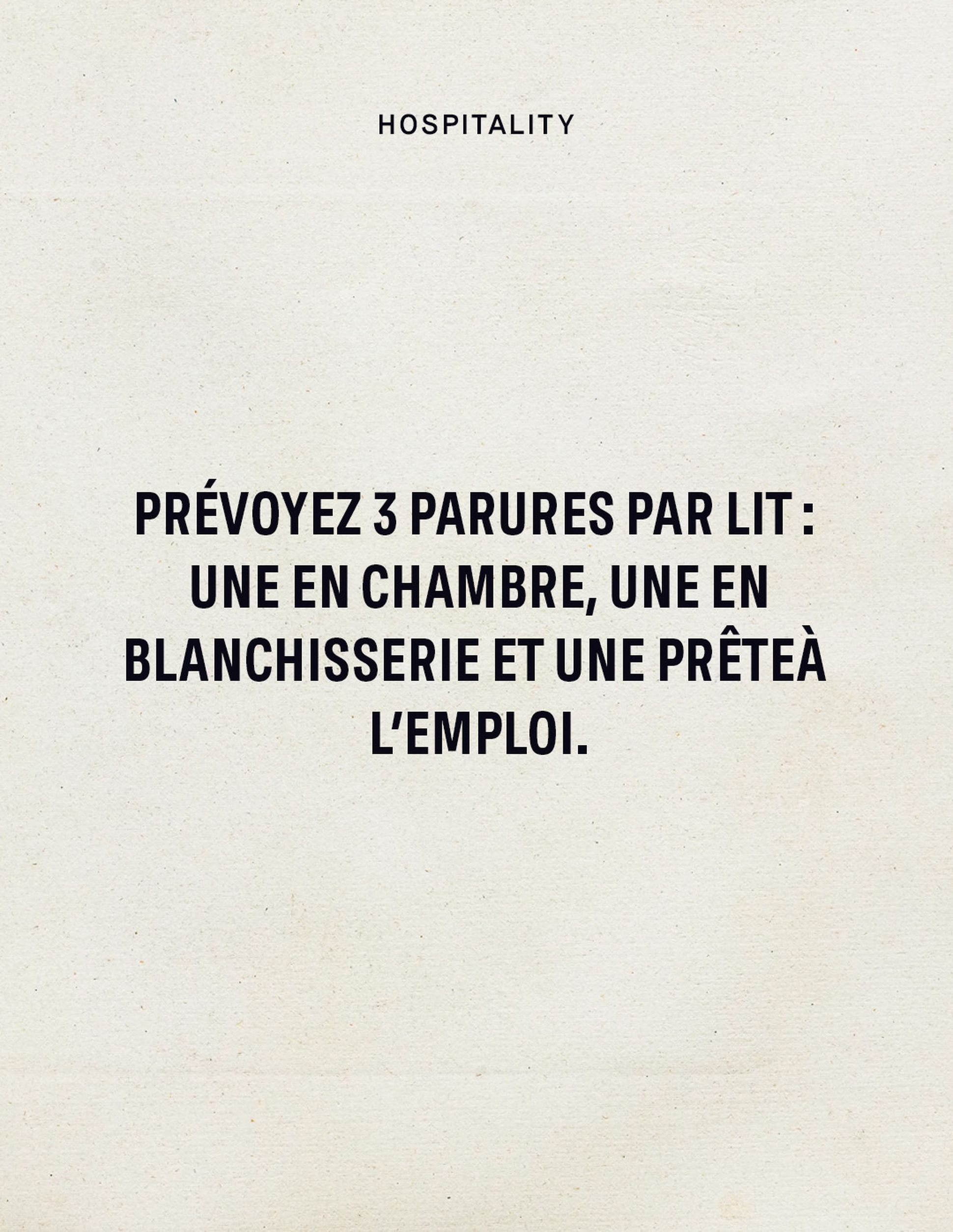 Text reads: "HOSPITALITY. PRÉVOYEZ 3 PARURES PAR LIT : UNE EN CHAMBRE, UNE EN BLANCHISSERIE ET UNE PRÊTE À L'EMPLOI."
