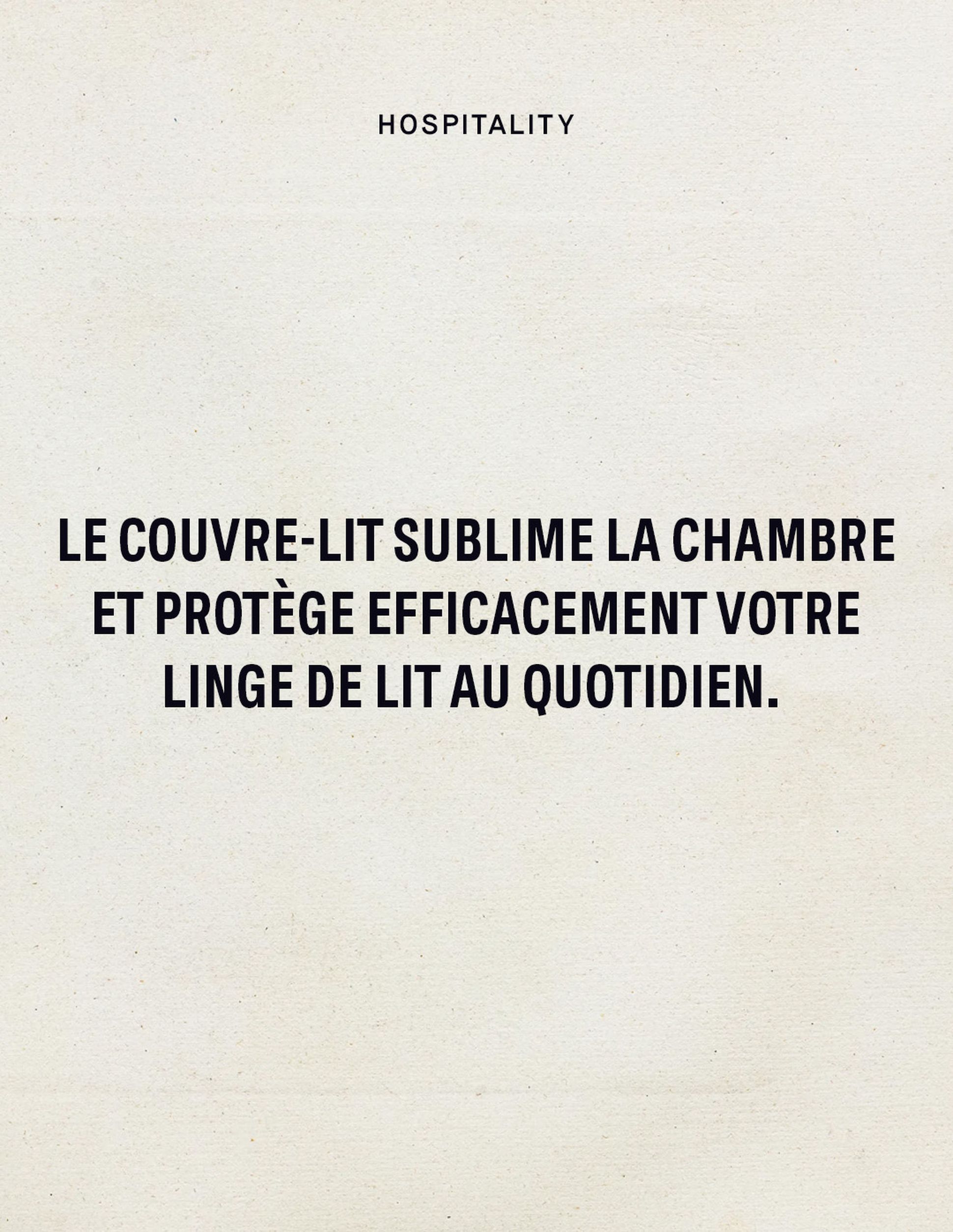 Text on a textured background reads, "HOSPITALITY. Le couvre-lit sublime la chambre et protège efficacement votre linge de lit au quotidien."