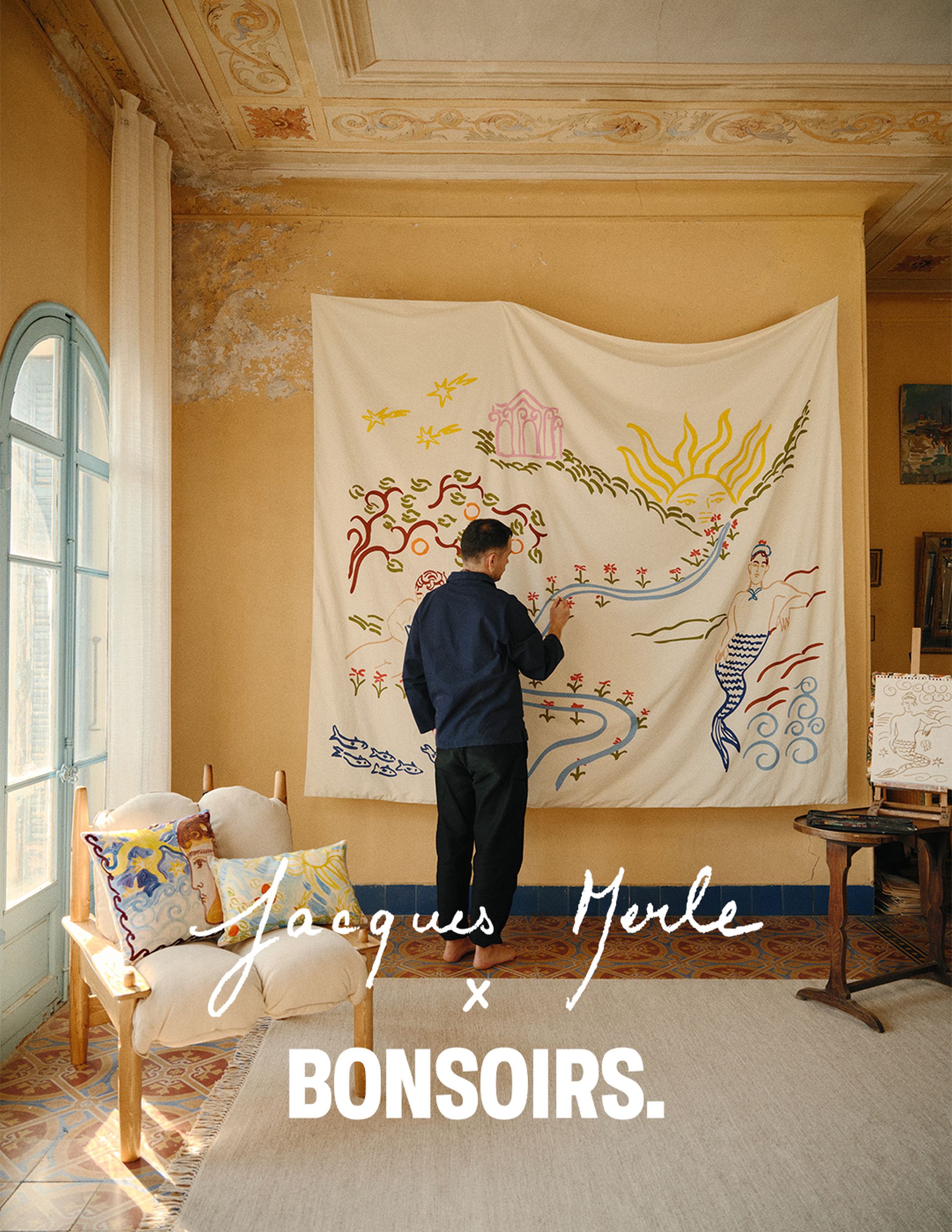 Un artiste peint une grande toile aux motifs colorés et fantaisistes dans une pièce de style vintage, dotée de plafonds richement décorés et de fauteuils rembourrés.