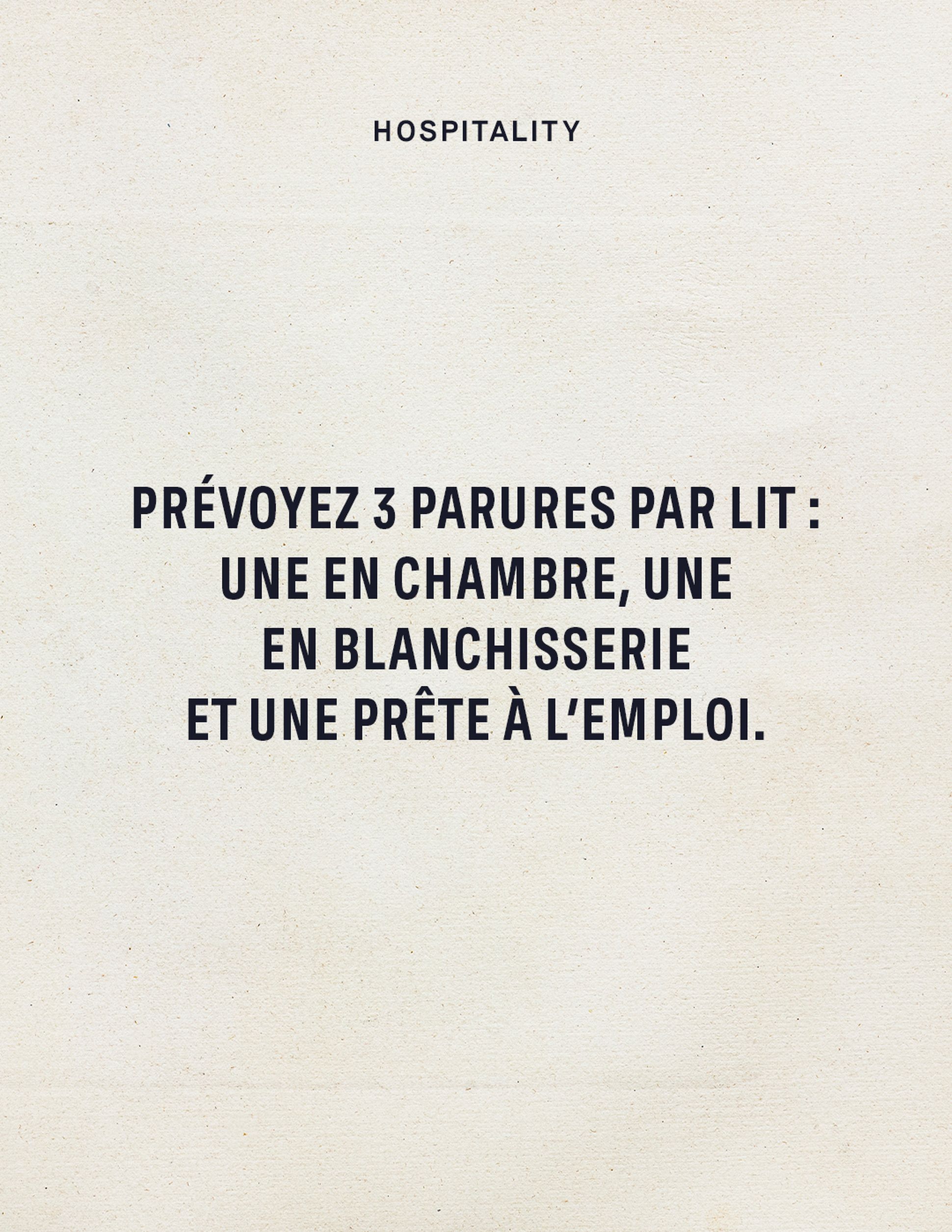 Text reads: "Hospitality. Prévoyez 3 parures par lit: une en chambre, une en blanchisserie et une prête à l'emploi."