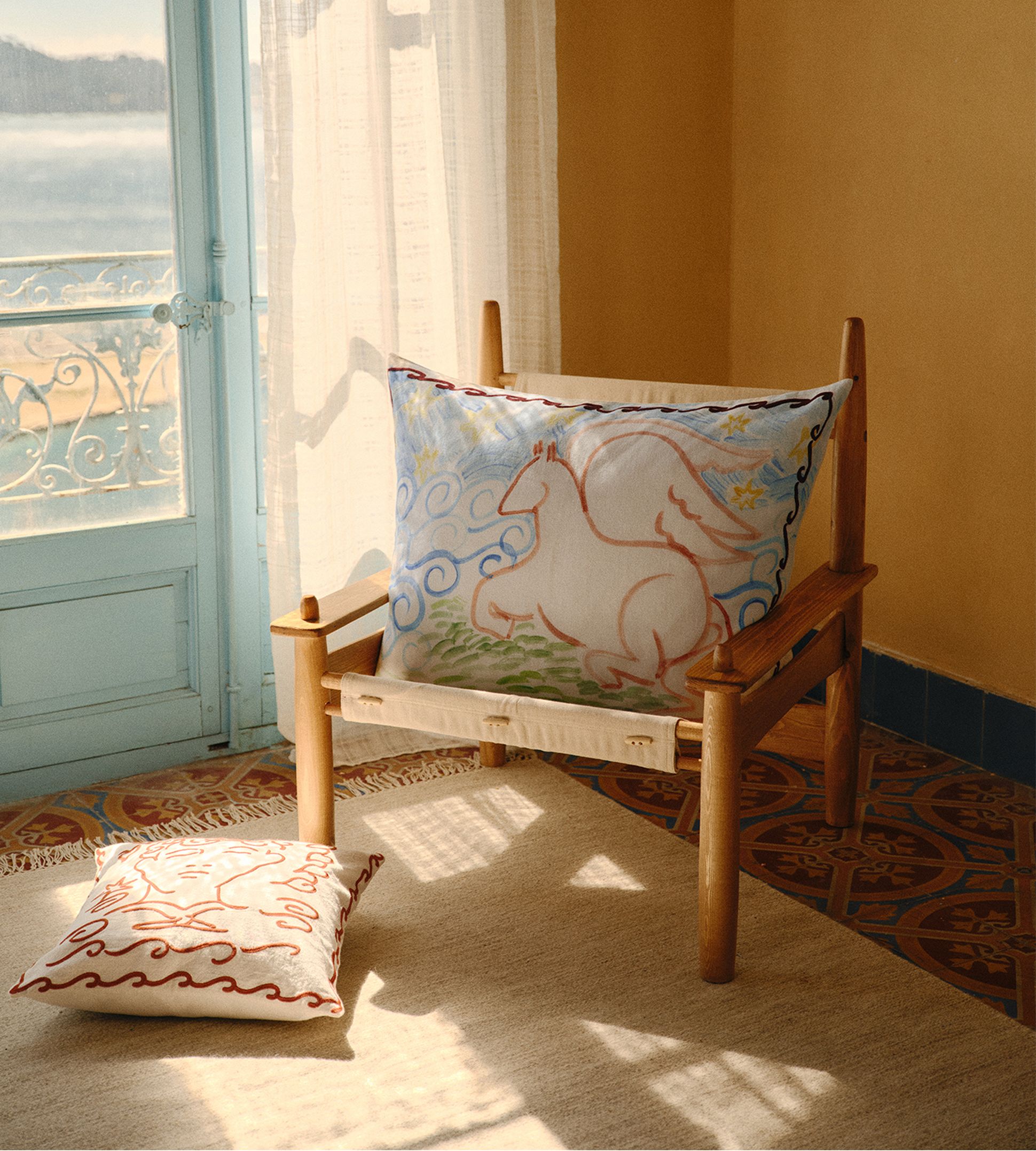 Une chaise en bois avec un coussin coloré orné d'un motif de cheval, placée dans une pièce baignée d'une lumière chaleureuse, avec un sol en carreaux à motifs et des rideaux vaporeux.