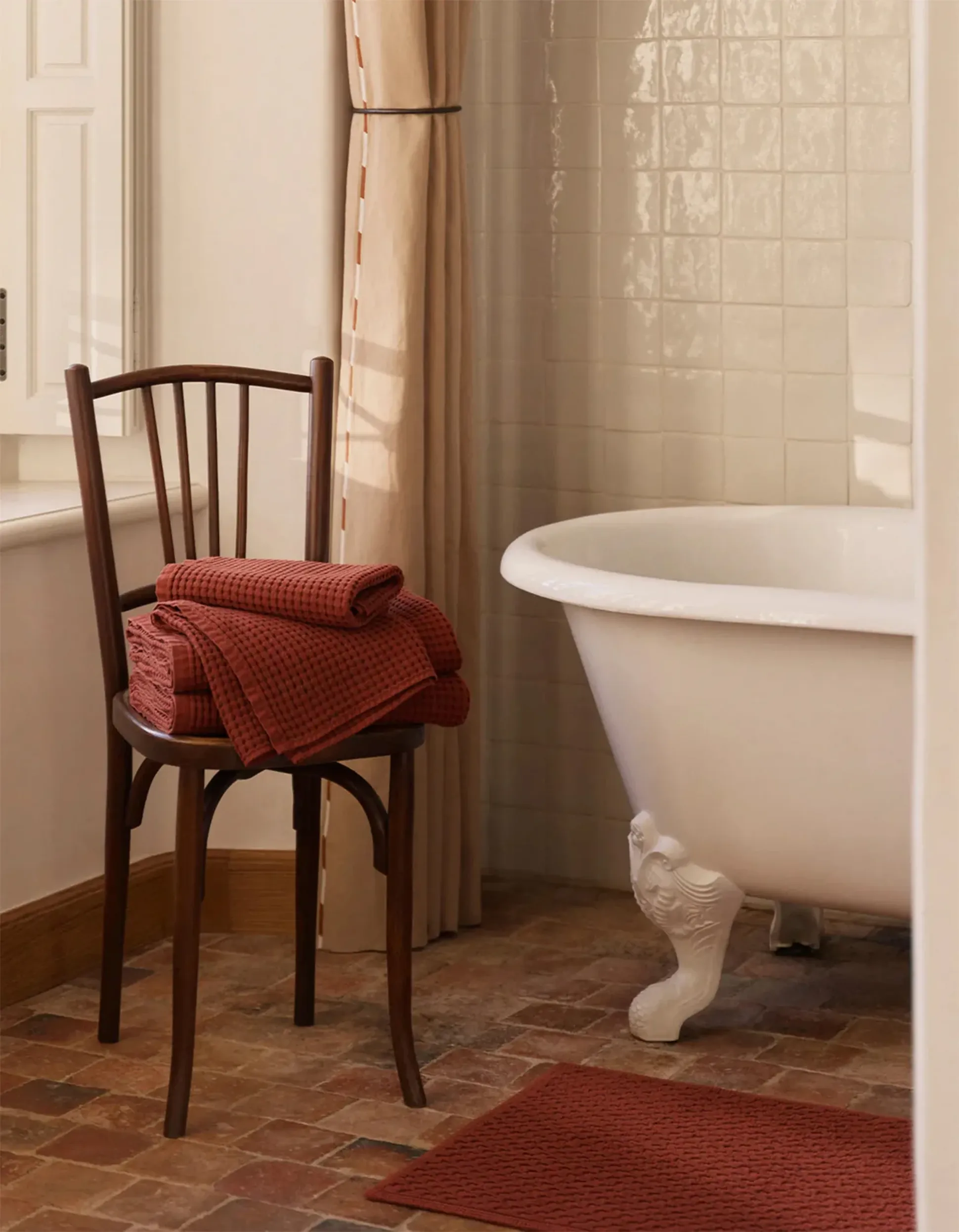 Serviettes de bain Terracotta sur une chaise