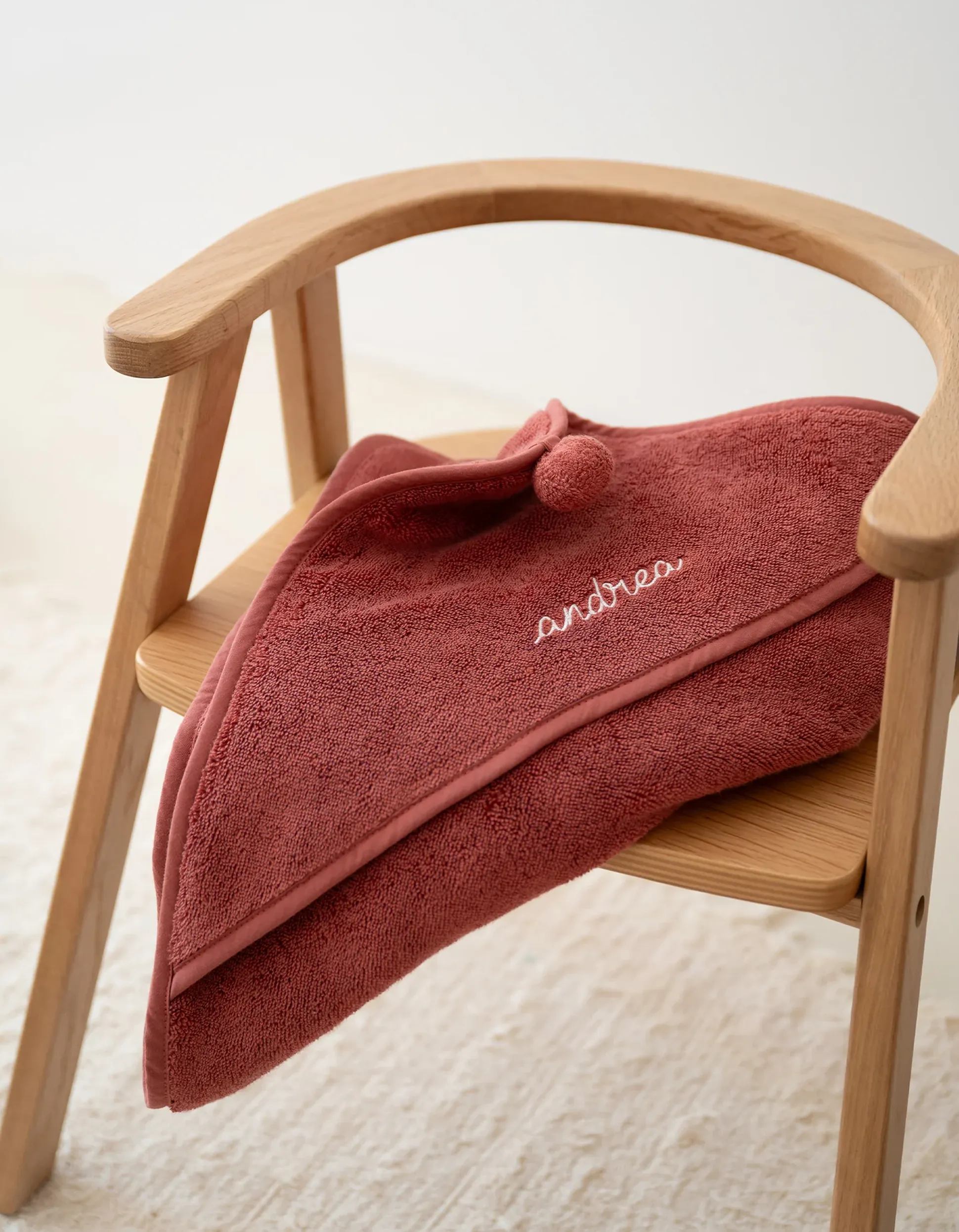 Cape de bain bébé terracotta avec broderie
