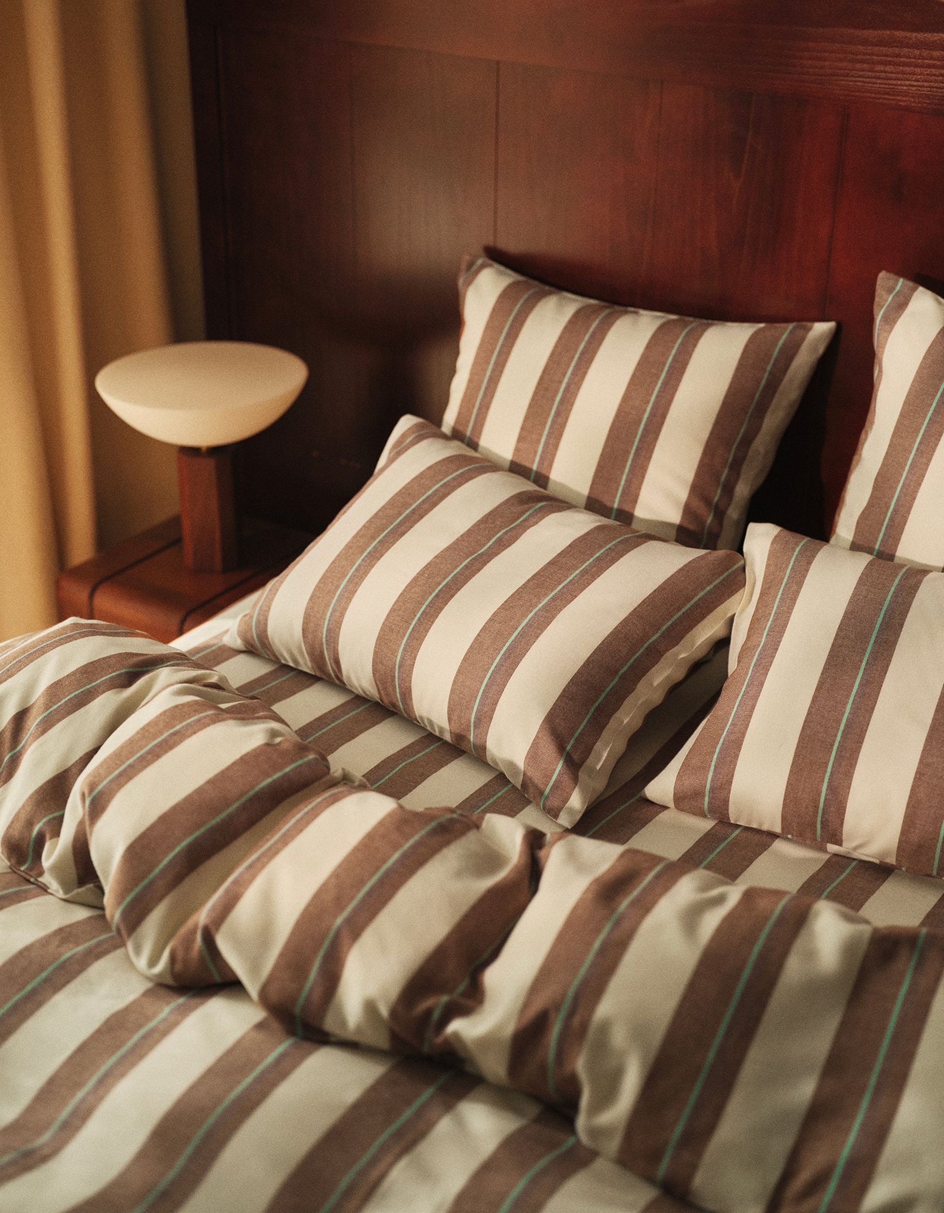 Visuel rapproché d'un lit avec des draps en flanelle de tencel par Bonsoirs