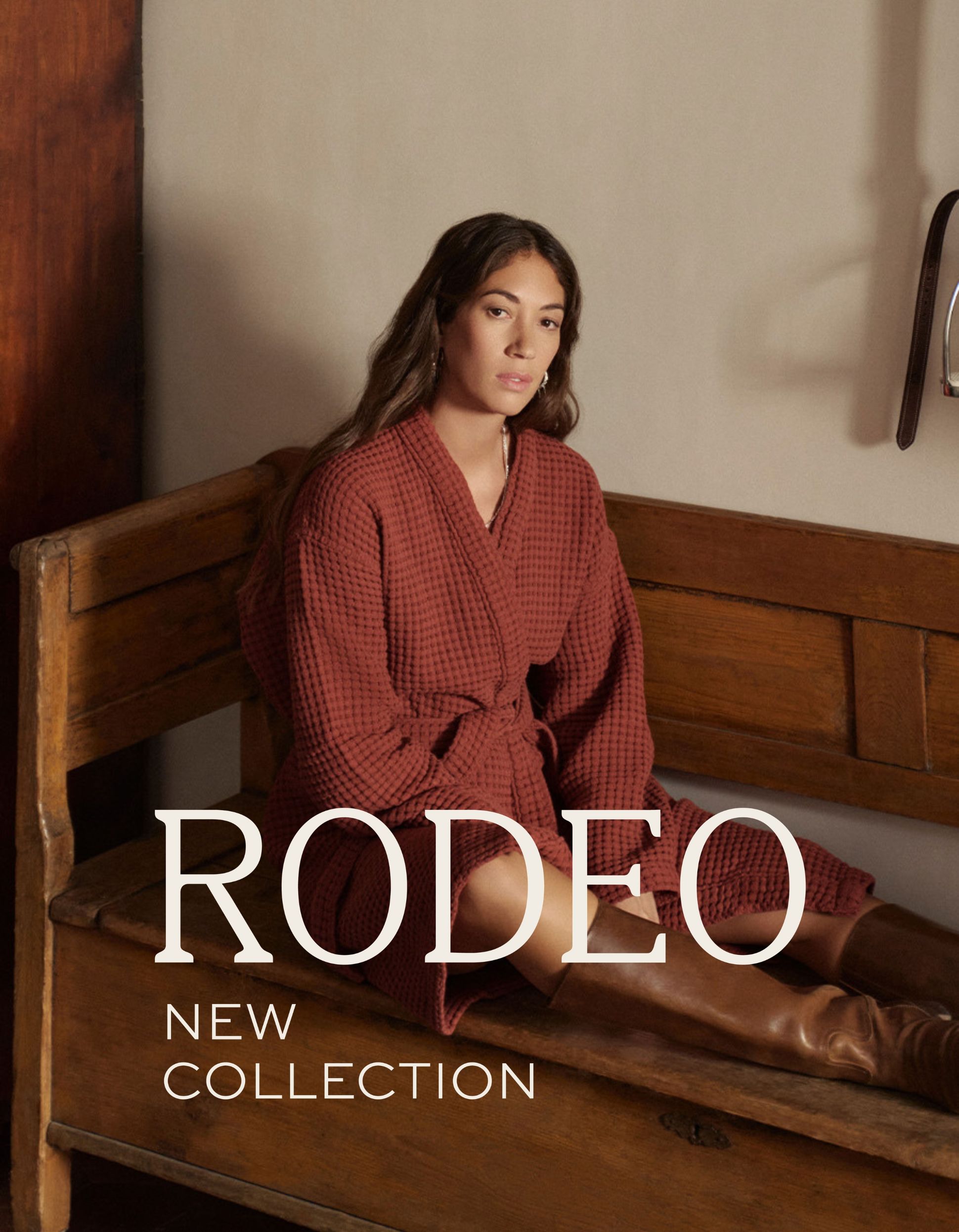 Une femme vêtue d'une robe marron est assise sur un banc en bois. Le texte indique « RODEO NOUVELLE COLLECTION ».