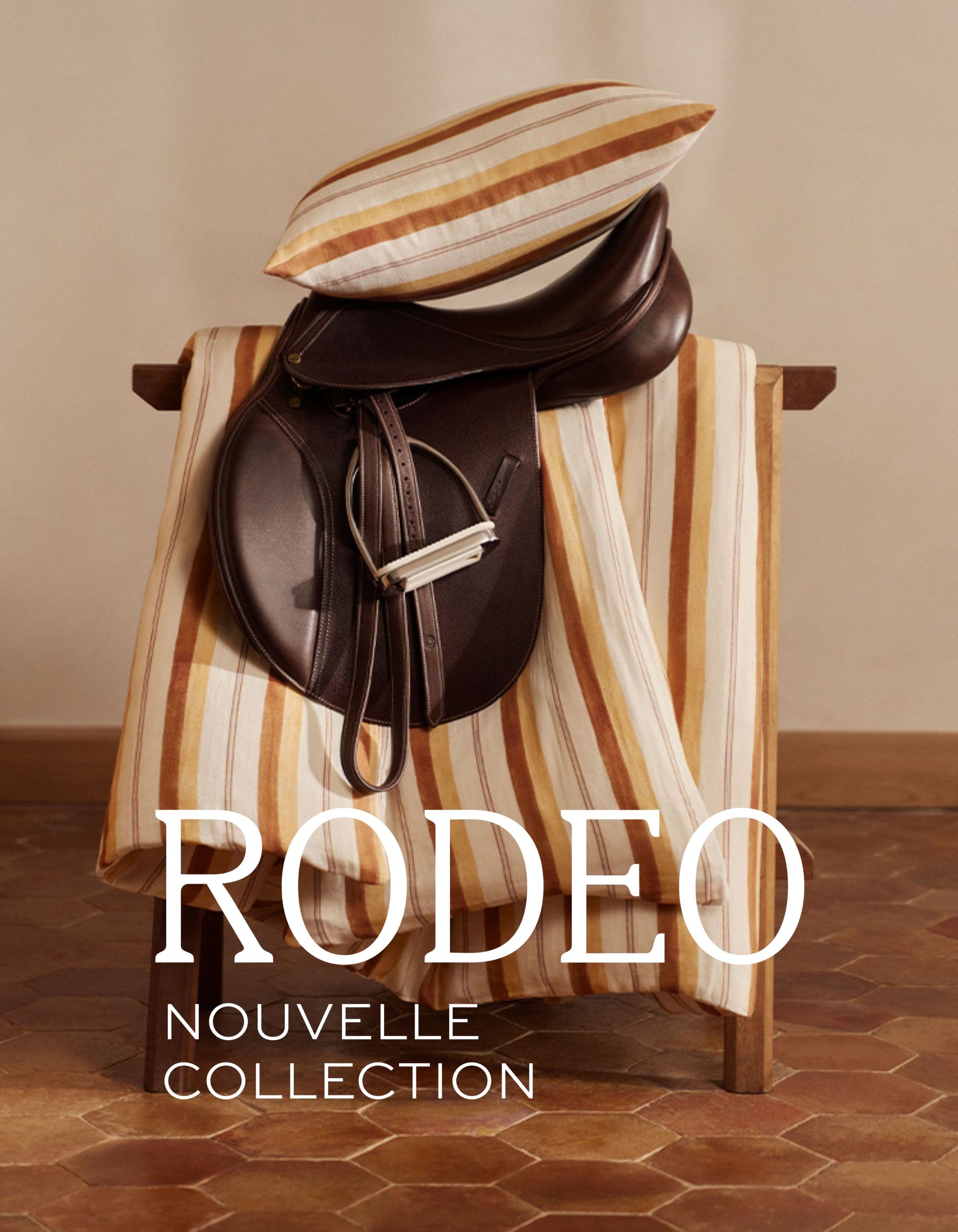 Selle marron et coussin rayé sur une chaise, avec l'inscription « Rodeo Nouvelle Collection » ; sol carrelé hexagonal.