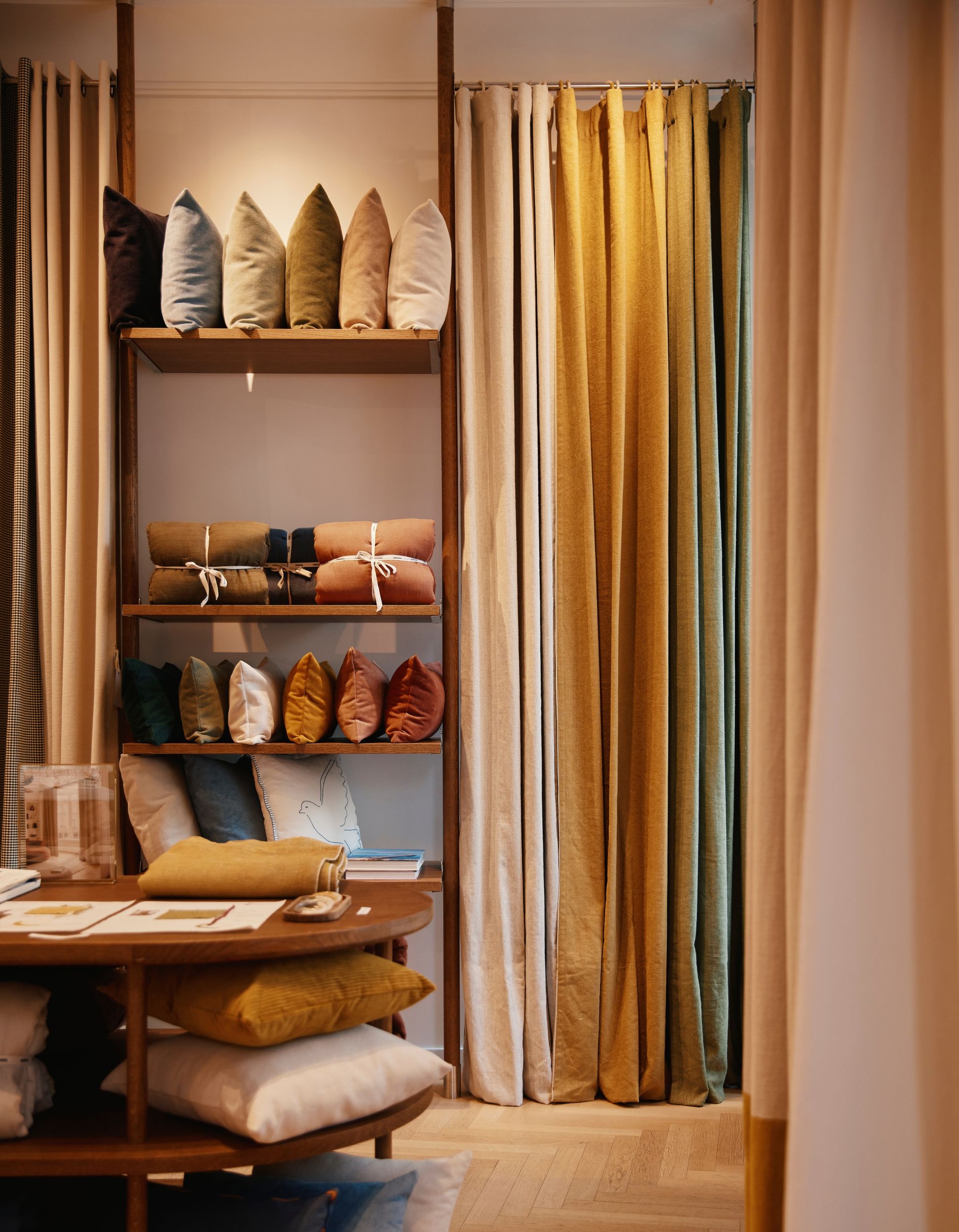 rideau bonsoirs dans la boutique etienne marcel