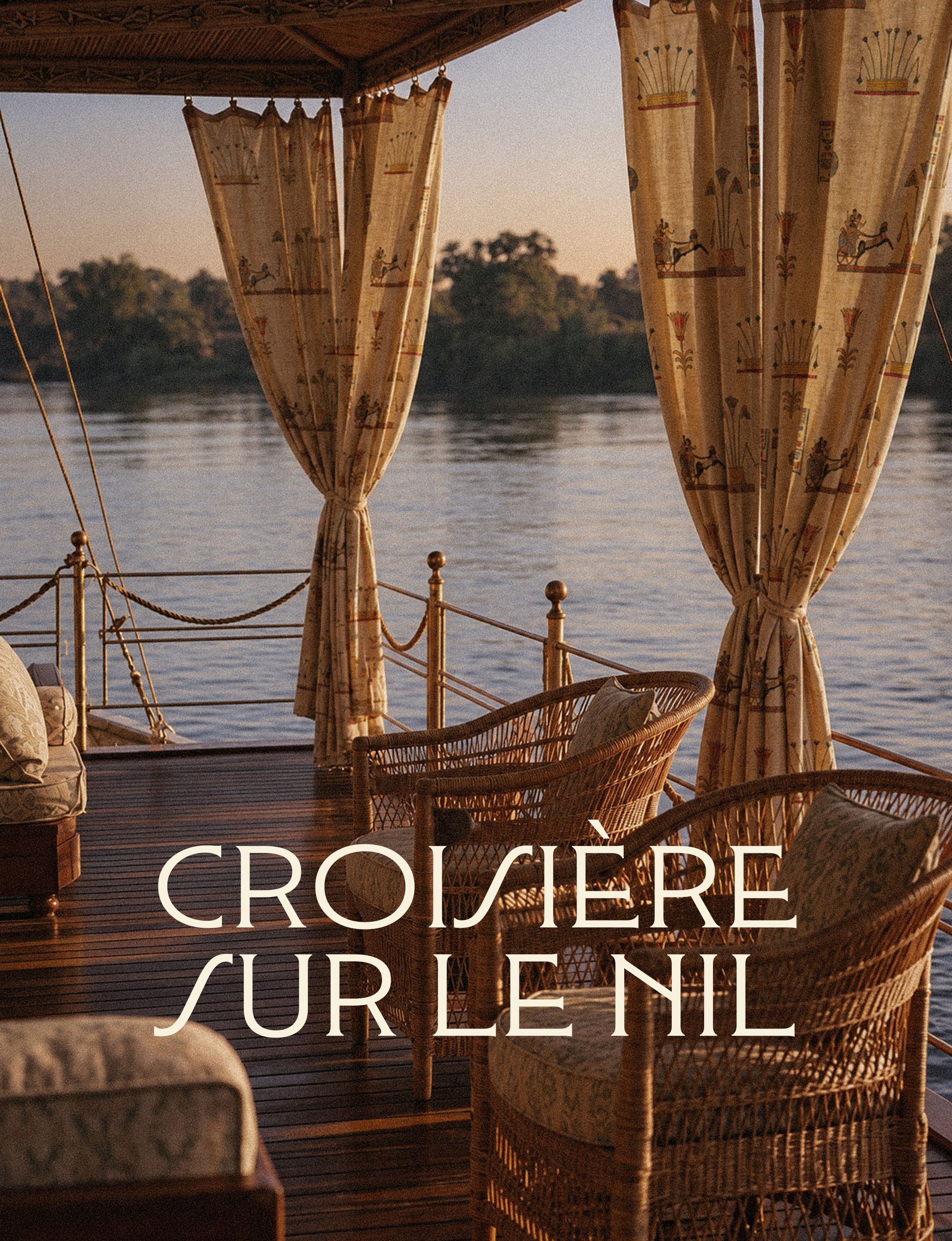 Le pont luxueux d'un bateau-hôtel, avec ses chaises en osier et ses rideaux, offre une vue sur le Nil au coucher du soleil. Le texte en français indique : « Croisière sur le Nil. »