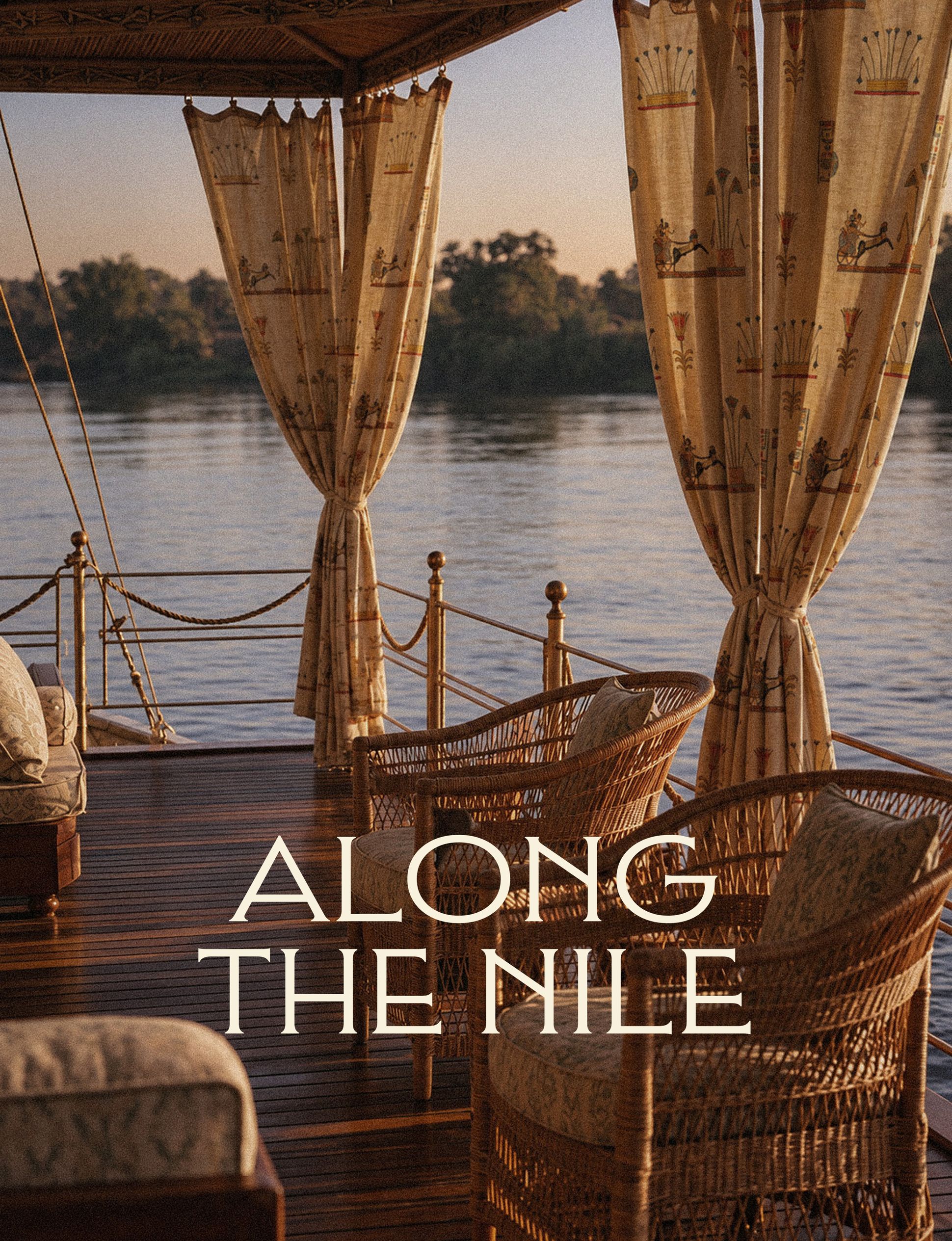 Le pont luxueux d'un bateau-hôtel, avec ses chaises en osier et ses rideaux, offre une vue sur le Nil au coucher du soleil. Le texte en français indique : « Croisière sur le Nil. »