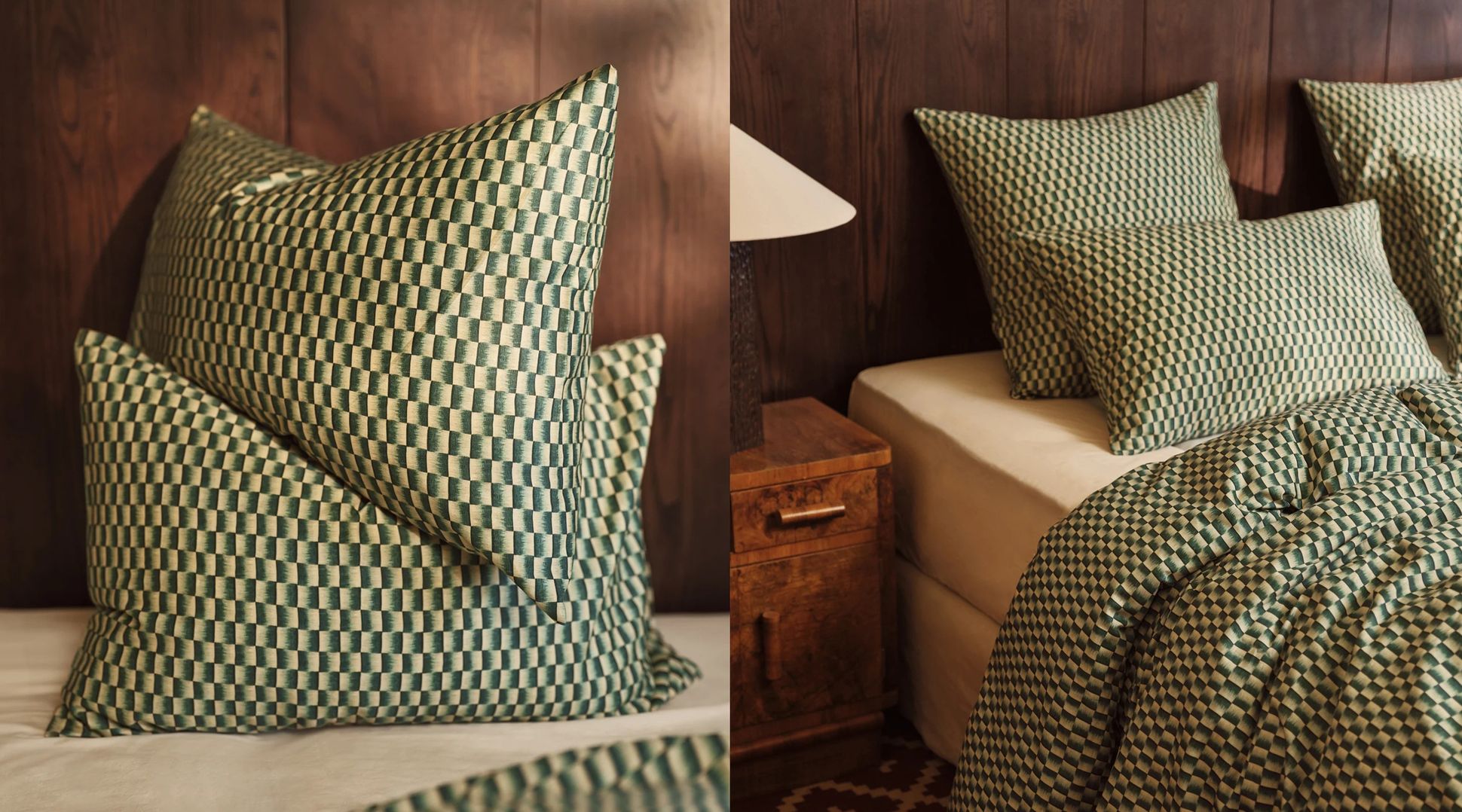 Des coussins et une couette à carreaux verts et beiges sur un lit, à côté d'une table de chevet en bois sur laquelle repose une lampe, devant un mur lambrissé de bois foncé.