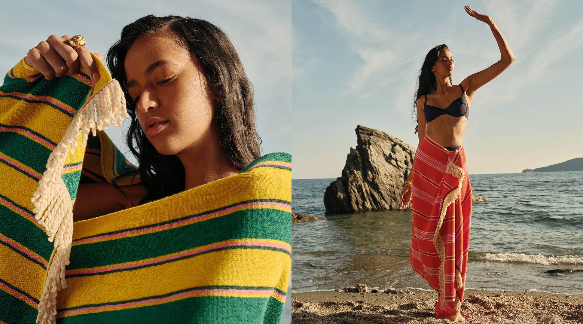 Une femme vêtue d'une serviette de plage rayée pose les yeux fermés sur une plage, sous un ciel dégagé, avec un châle rouge.