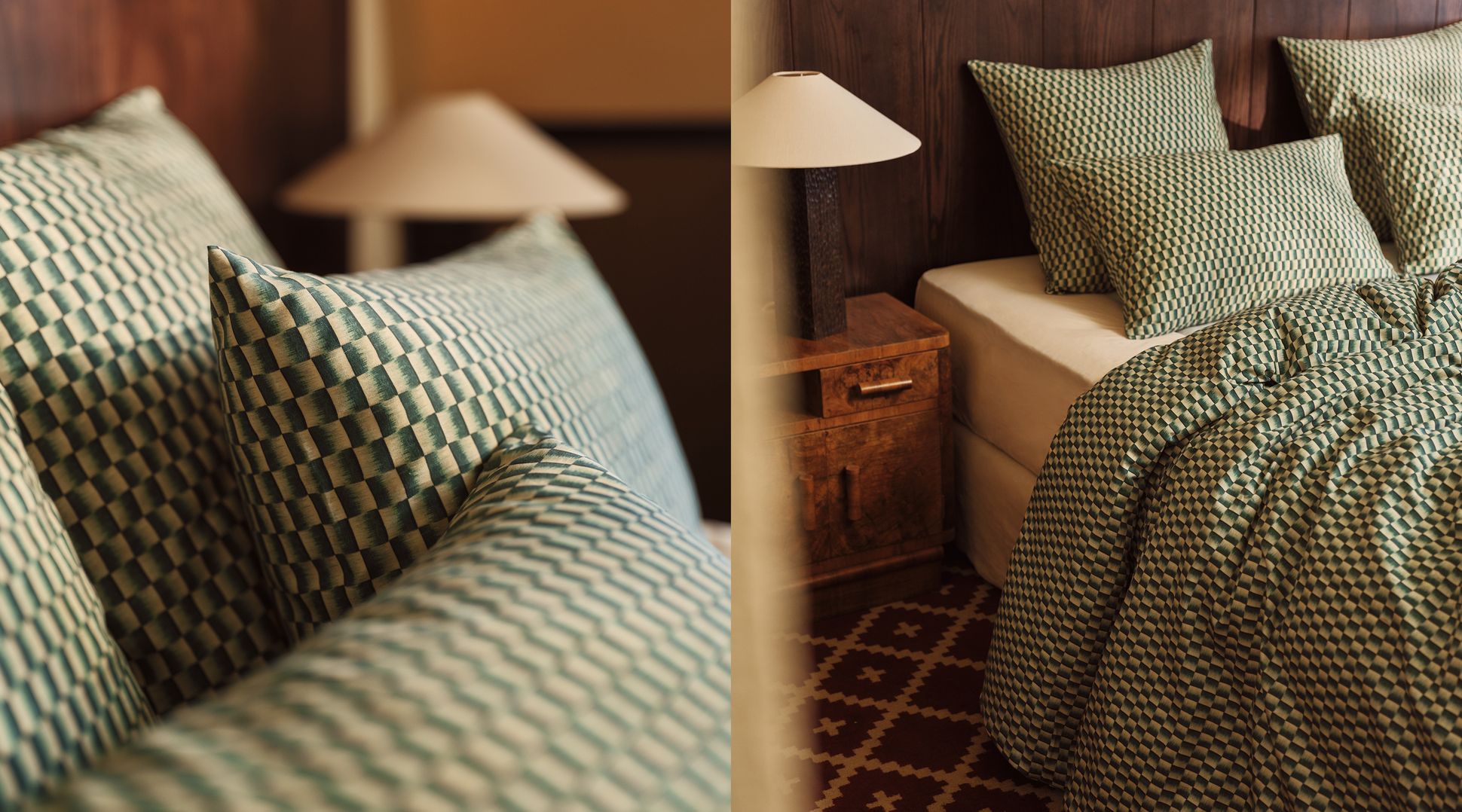 Cette chambre confortable comprend un lit avec une parure de lit à motifs verts et blancs, des oreillers assortis, une tête de lit en bois, une table de chevet et une lampe.