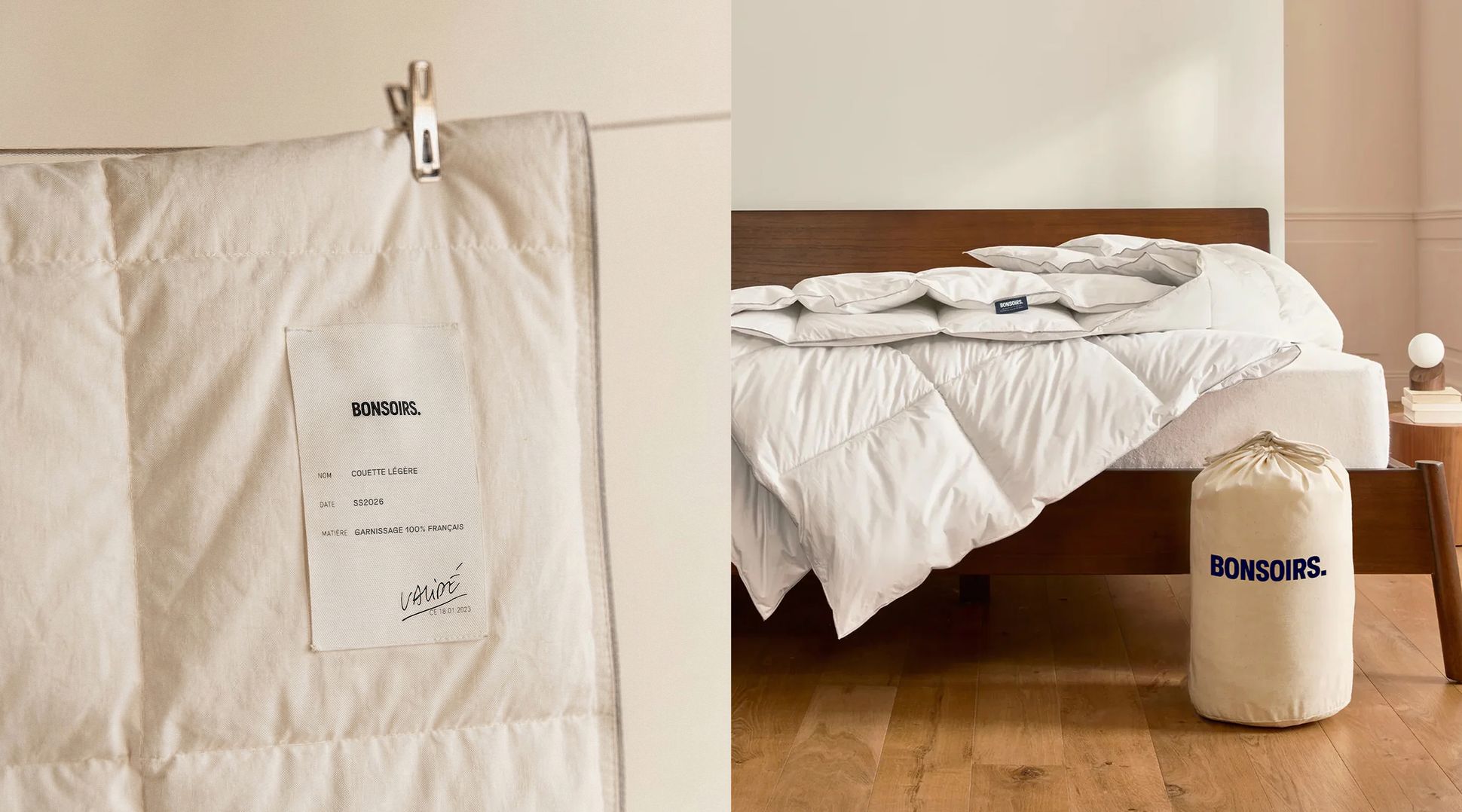 Gros plan sur une couette blanche dont l'étiquette est visible, à côté d'un ensemble de chambre à coucher comprenant cette même couette sur un lit et un sac de rangement assorti.