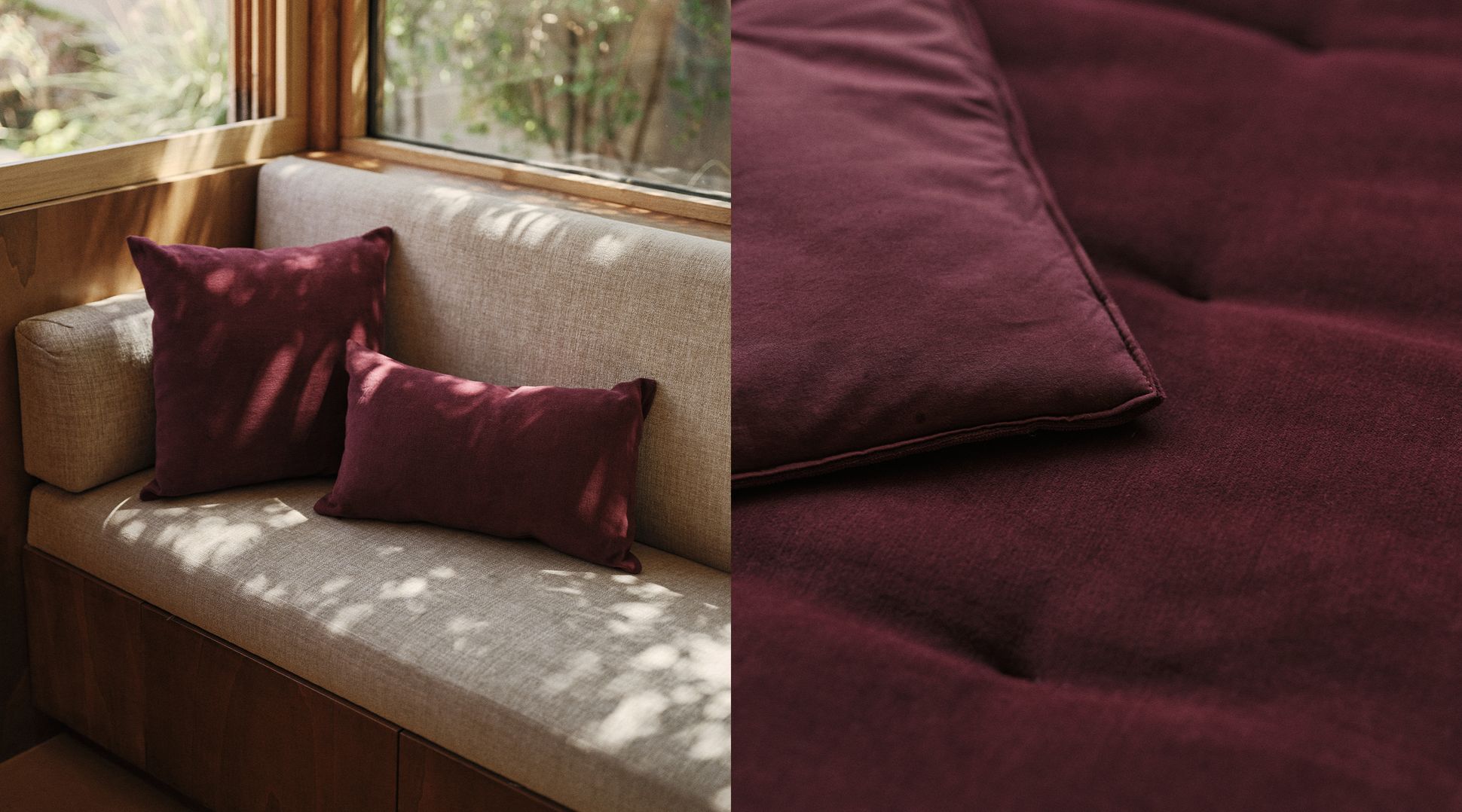 Un canapé beige douillet avec deux coussins bordeaux près d'une fenêtre, à côté d'un gros plan sur une surface en tissu bordeaux moelleux.
