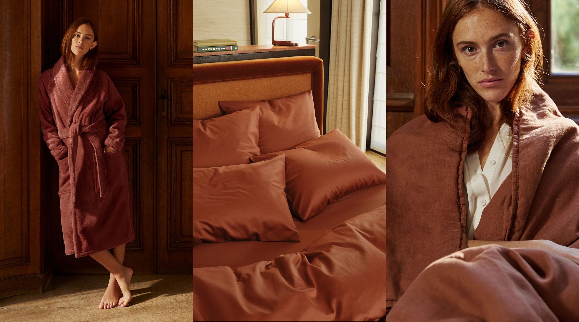 Femme vêtue d'une robe couleur rouille à côté d'un lit avec des draps assortis ; chambre à coucher élégante et confortable avec des accents chaleureux en bois.