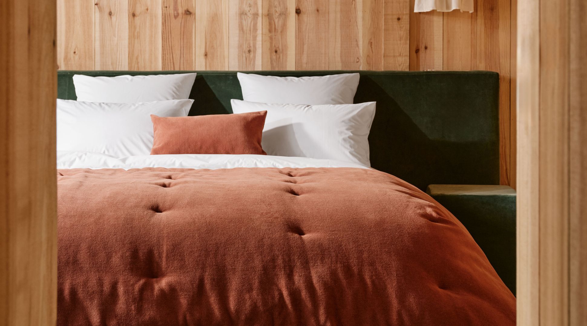 Parure de lit en percale de coton blanc et couvre-lit acajou