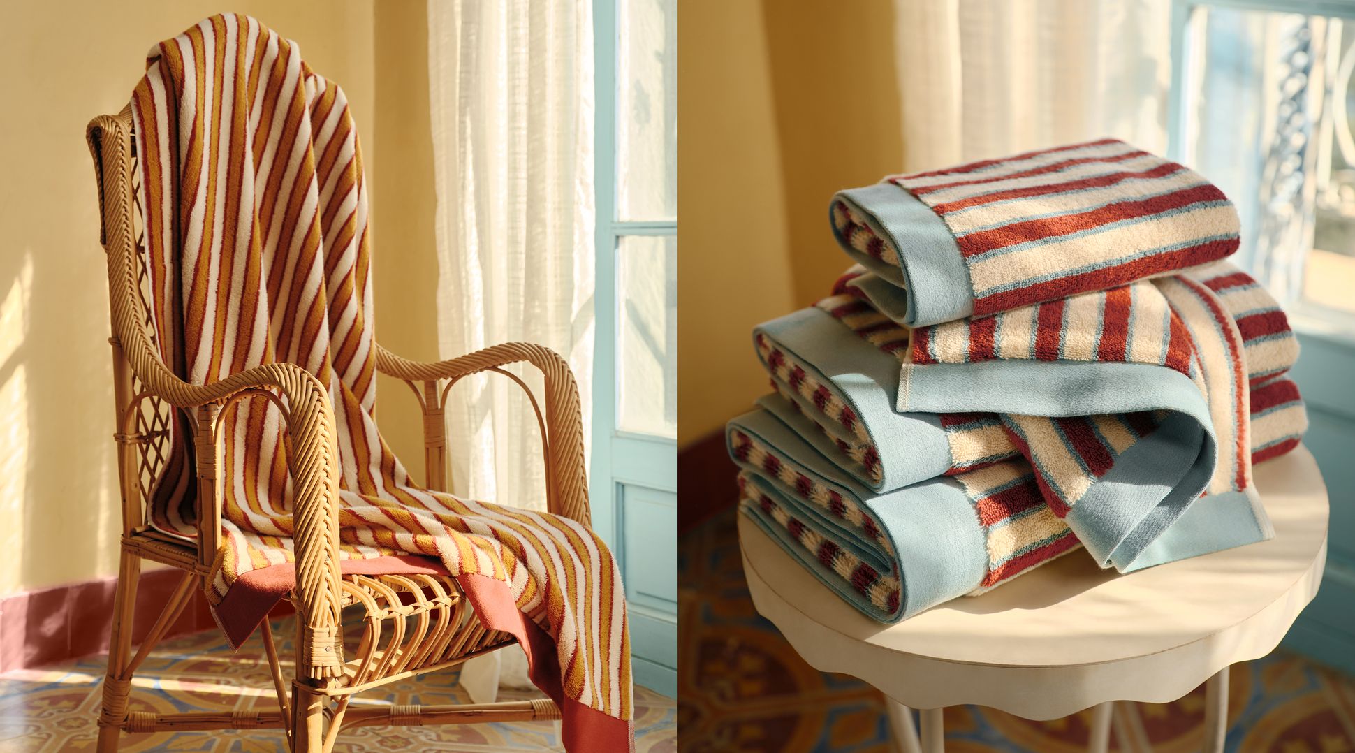 Une chaise en osier recouverte d'une serviette rayée et une pile de serviettes similaires posée sur une petite table, dans une pièce baignée de soleil aux rideaux vaporeux.
