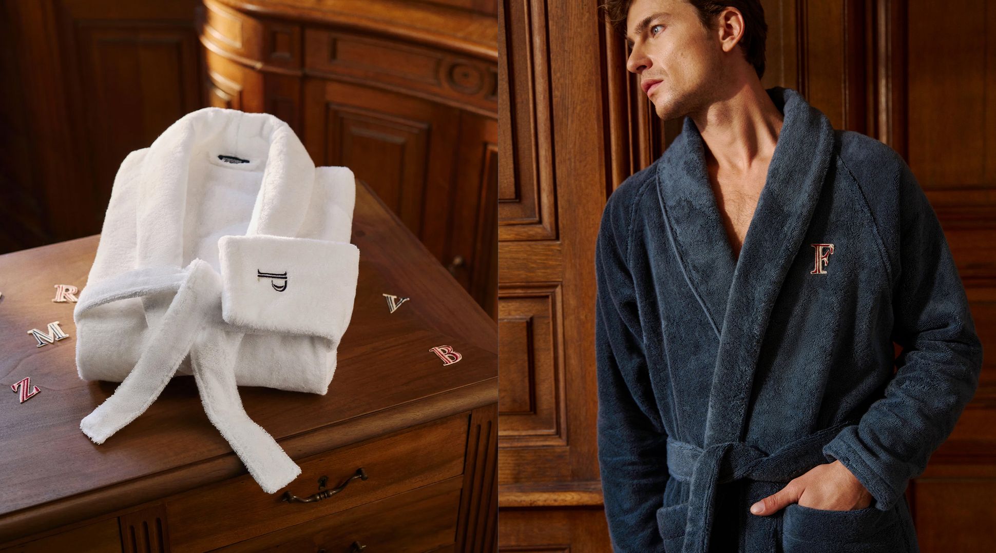 Un homme vêtu d'un peignoir sombre se tient à côté d'une commode en bois sur laquelle sont posées deux robes blanches pliées. Des lettres monogrammées sont éparpillées sur la commode.