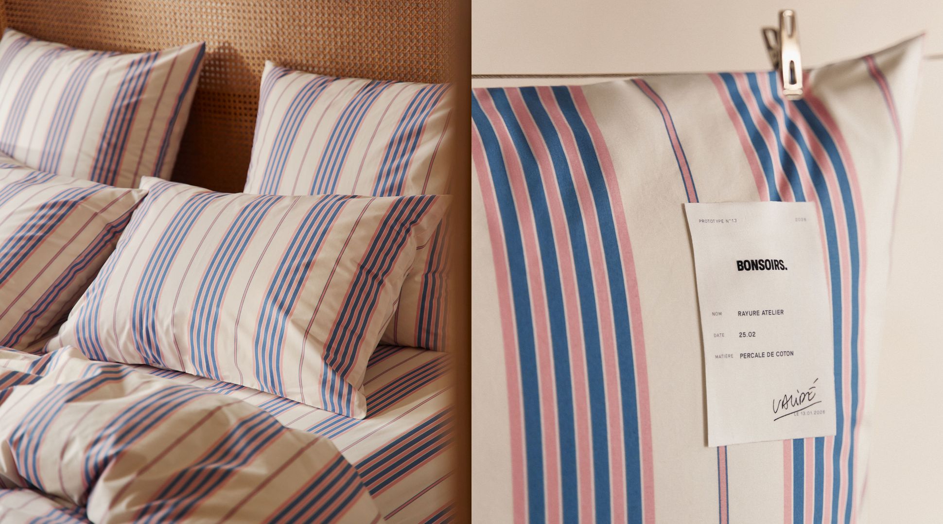 Chambre confortable avec une tête de lit en rotin et un lit soigneusement fait, recouvert d'une literie à rayures bleues. Un banc en bois et un petit plateau avec une tasse se trouvent devant.