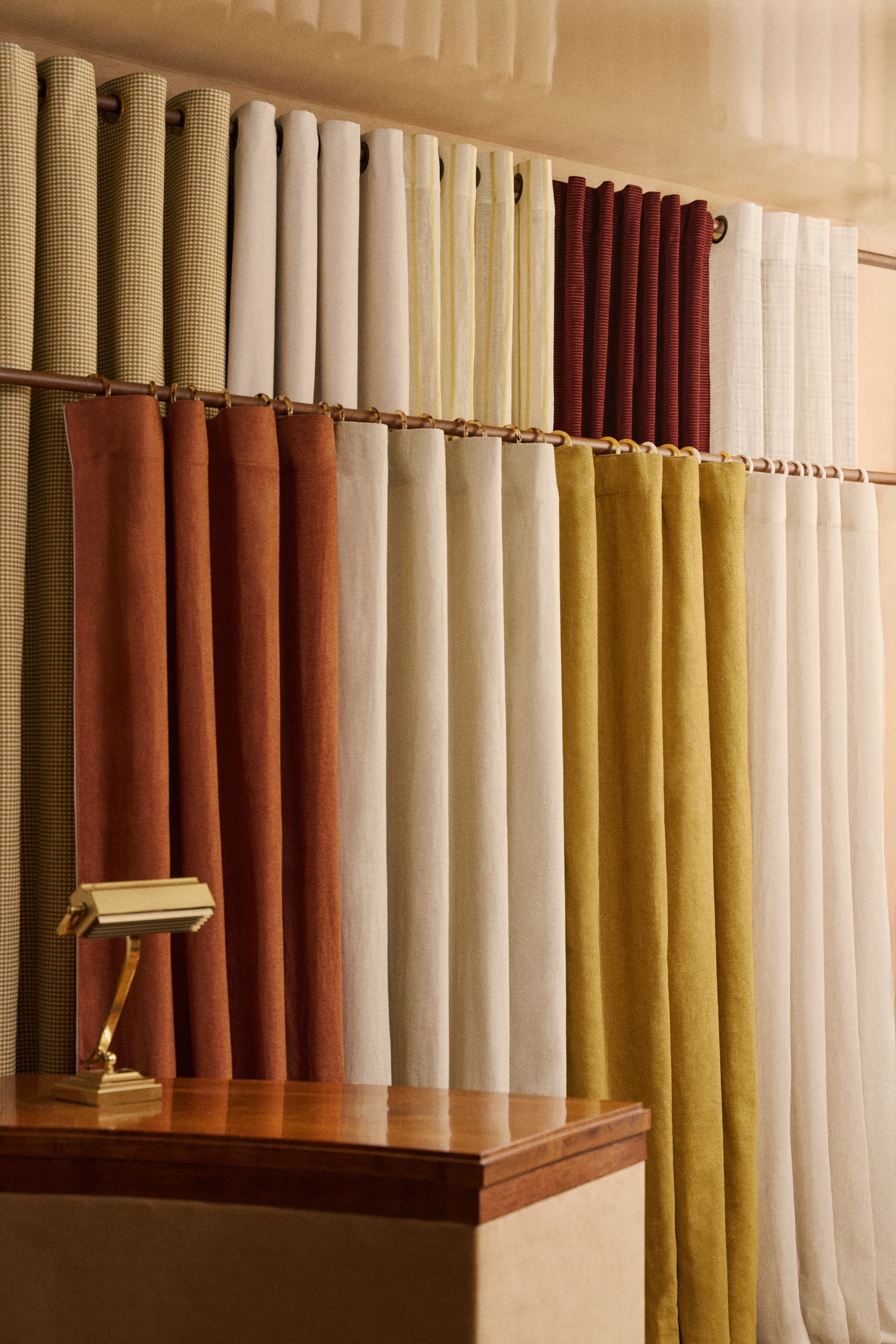 Ensemble de rideaux exposés sur deux tringles