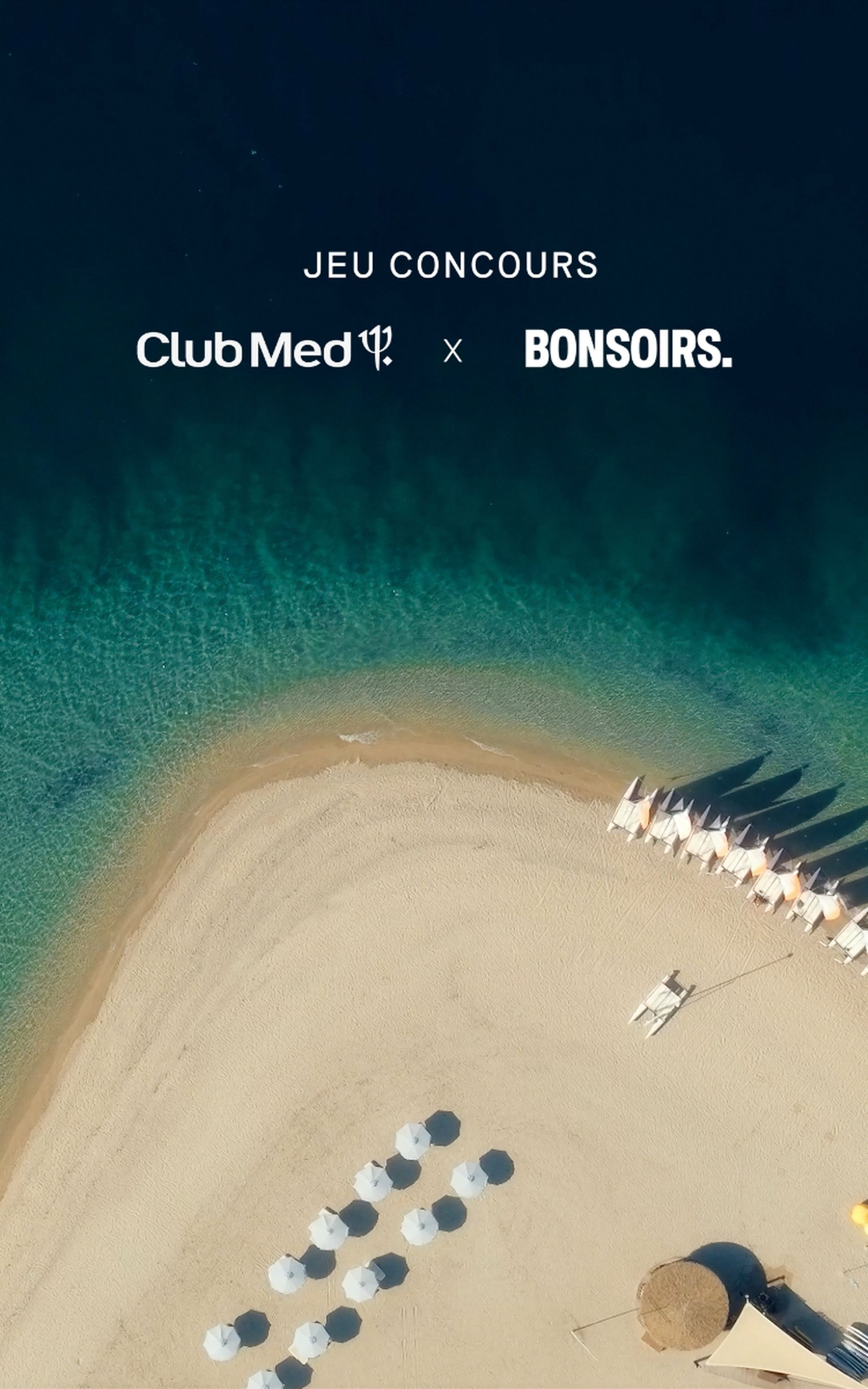 Vue aérienne d'une plage immaculée, avec des parasols blancs et des cabanes alignés au bord d'une eau turquoise, dans le cadre d'une campagne promotionnelle pour un concours organisé par le Club Med et Bonsoirs.