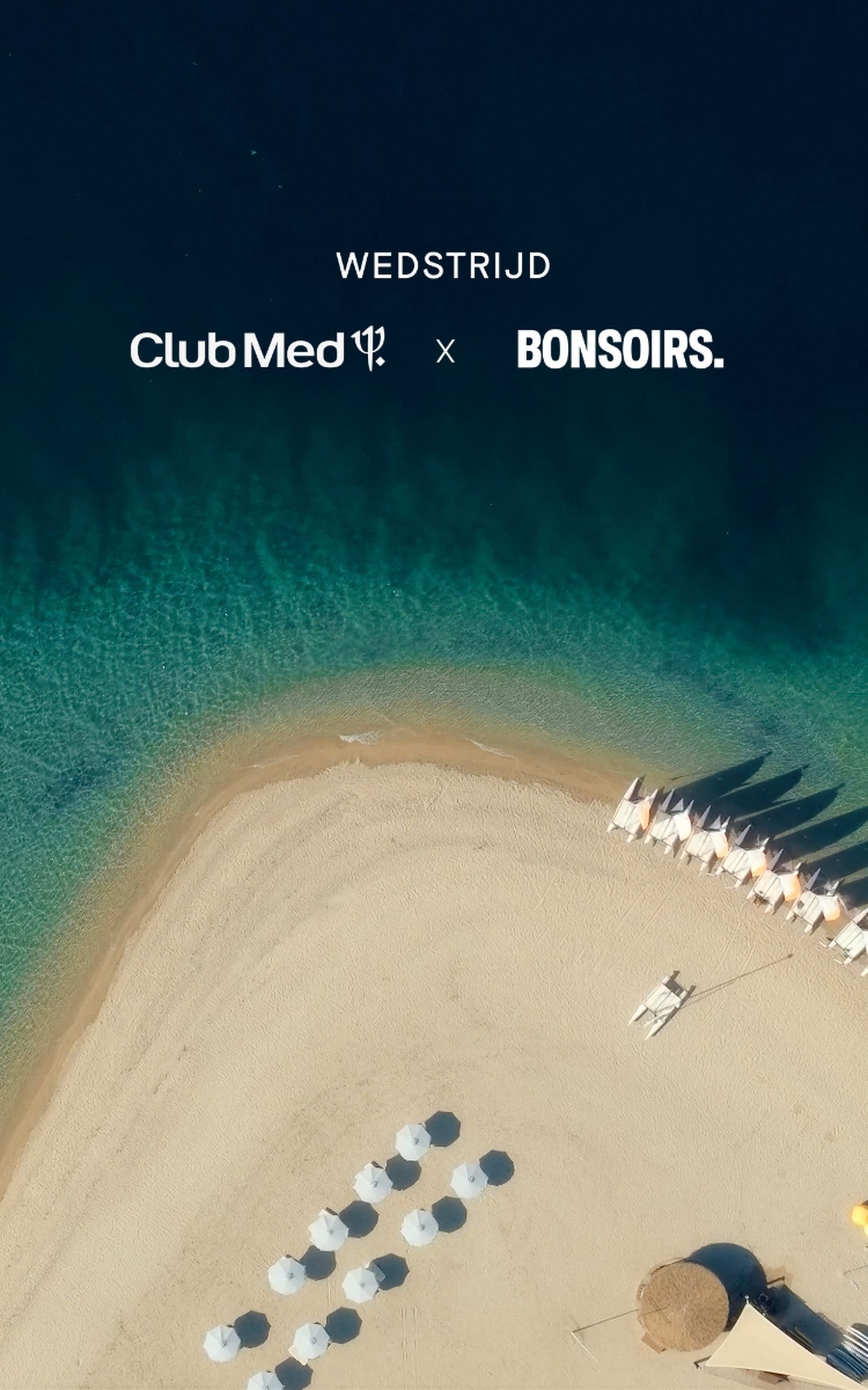 Vue aérienne d'une plage immaculée, avec des parasols blancs et des cabanes alignés au bord d'une eau turquoise, dans le cadre d'une campagne promotionnelle pour un concours organisé par le Club Med et Bonsoirs.