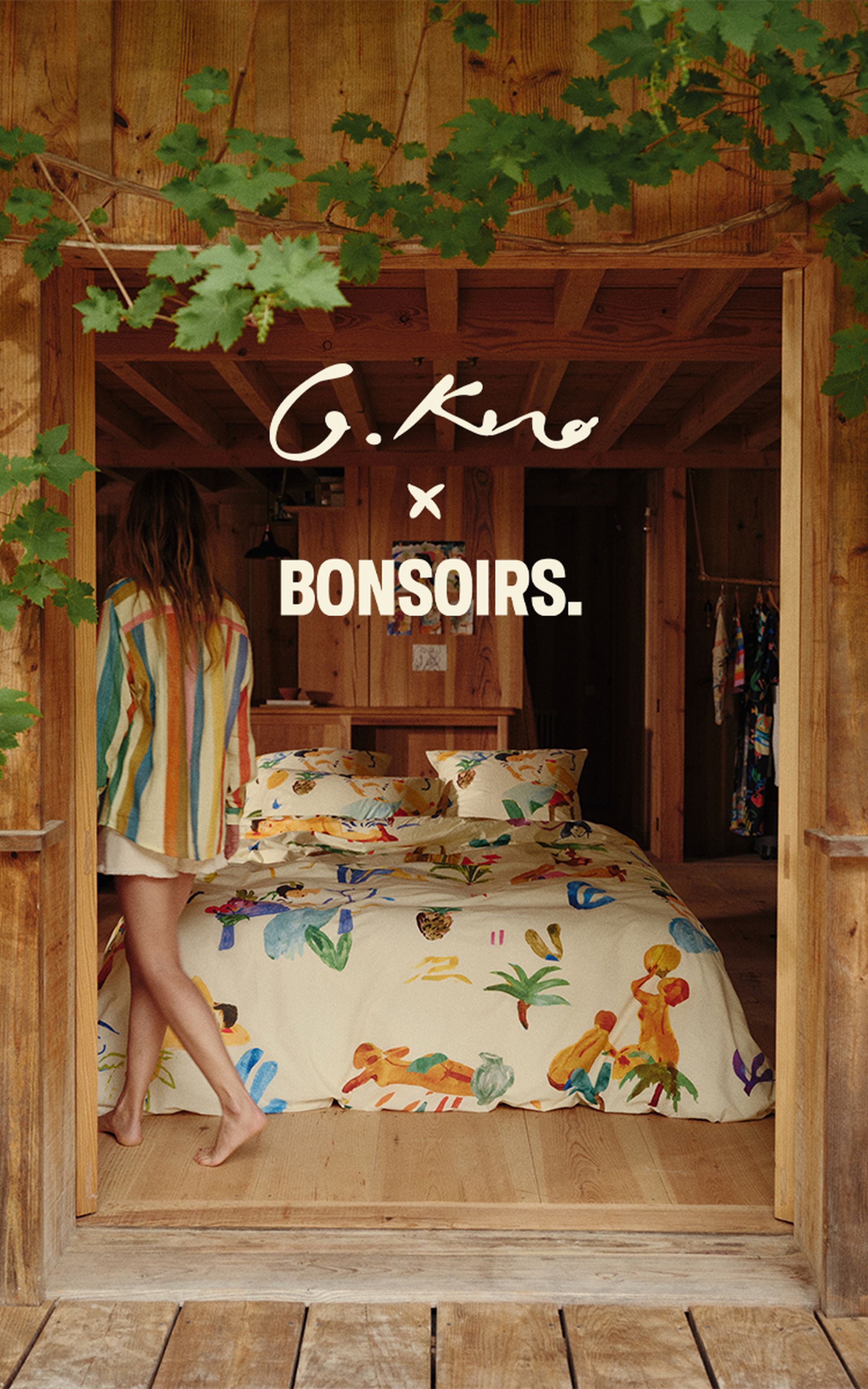 Une chambre en bois chaleureuse avec une literie colorée, des branches feuillues et une personne vêtue d'un peignoir rayé. Le texte indique « G. Kero x Bonsoirs ».