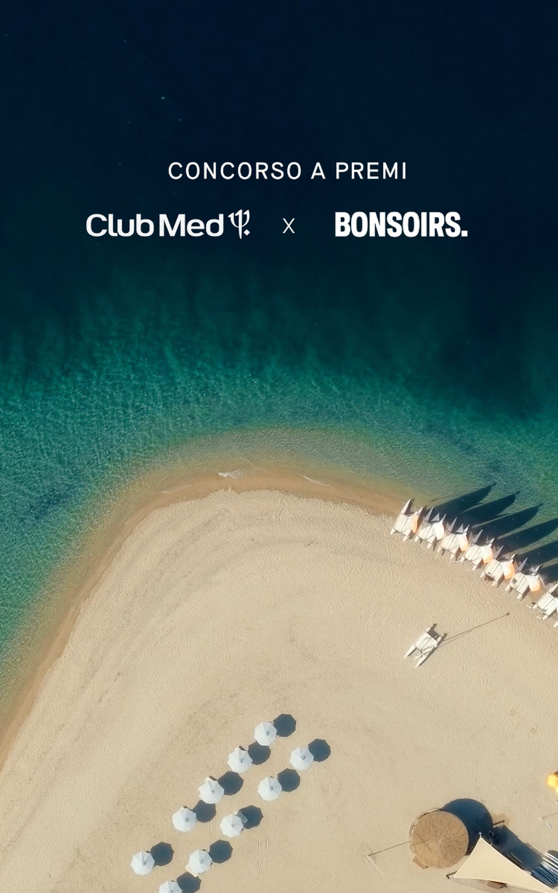 Vue aérienne d'une plage immaculée, avec des parasols blancs et des cabanes alignés au bord d'une eau turquoise, dans le cadre d'une campagne promotionnelle pour un concours organisé par le Club Med et Bonsoirs.