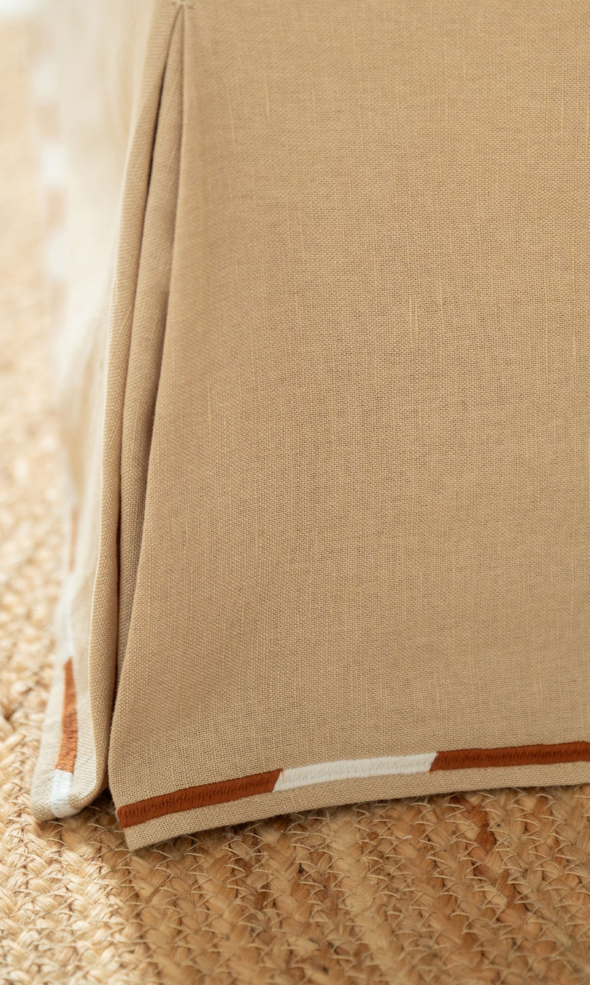 Cache sommier en lin lavé beige avec une broderie blanche et marron