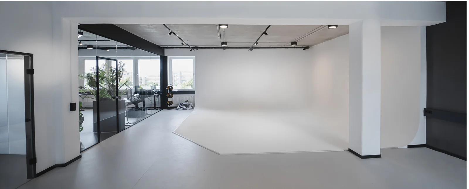 Smilodox-2020-Office-Interior-Design-Hamburg--Photo-Booth-Sasch-GmbH