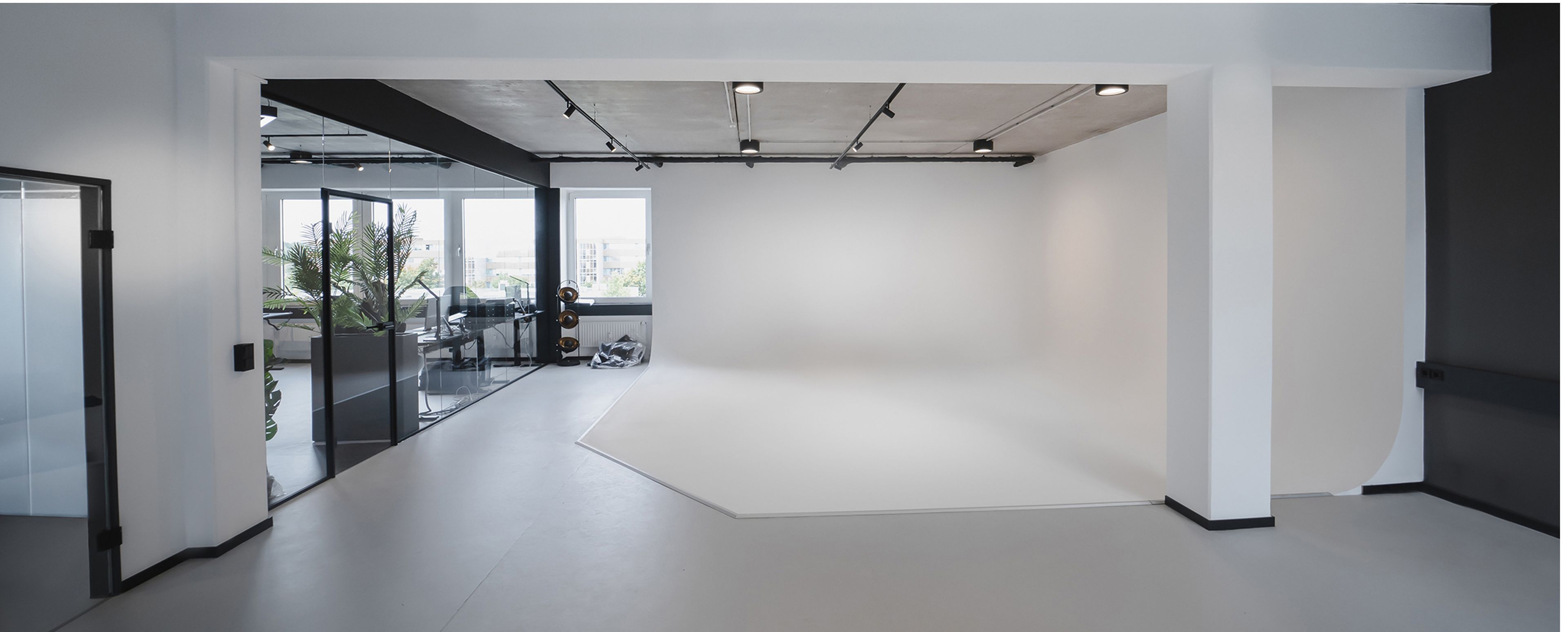 Smilodox-2020-Office-Interior-Design-Hamburg--Photo-Booth-Sasch-GmbH