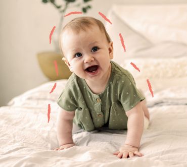 Un bambino molto felice e sorridente sul letto che gattona