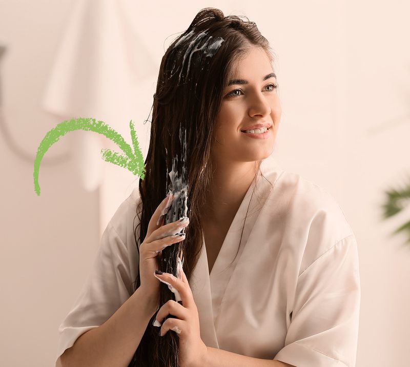 Immagine correlata al testo donna che applica una maschera sui capelli bagnati