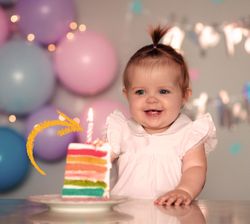 bambina sorride davanti a una fetta di torta con una candelina