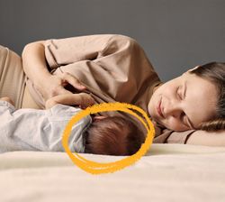 mamma-che-allatta-il-neonato-sdraiato-accanto-a-lei