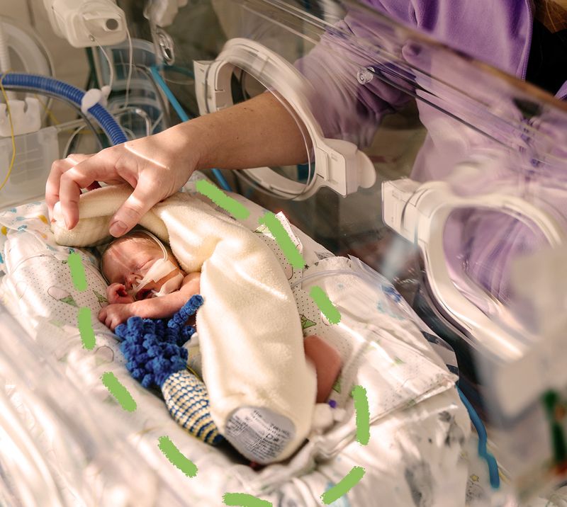 Immagine correlata al testo neonato nell'incubatrice di un ospedale
