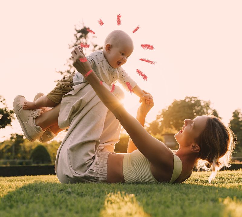 Immagine correlata al testo mamma gioca con un bambino sorridente su un prato