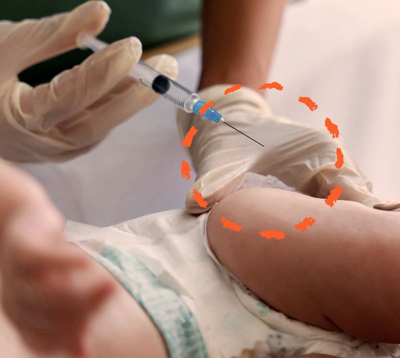 Immagine correlata al testo le mani di un operatore sanitario stanno per fare una puntura alla gamba di un neonato