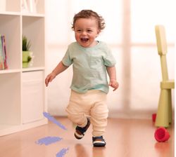 bambino corre ridendo in casa