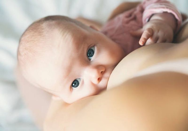 Immagine correlata al testo Allattamento di un neonato