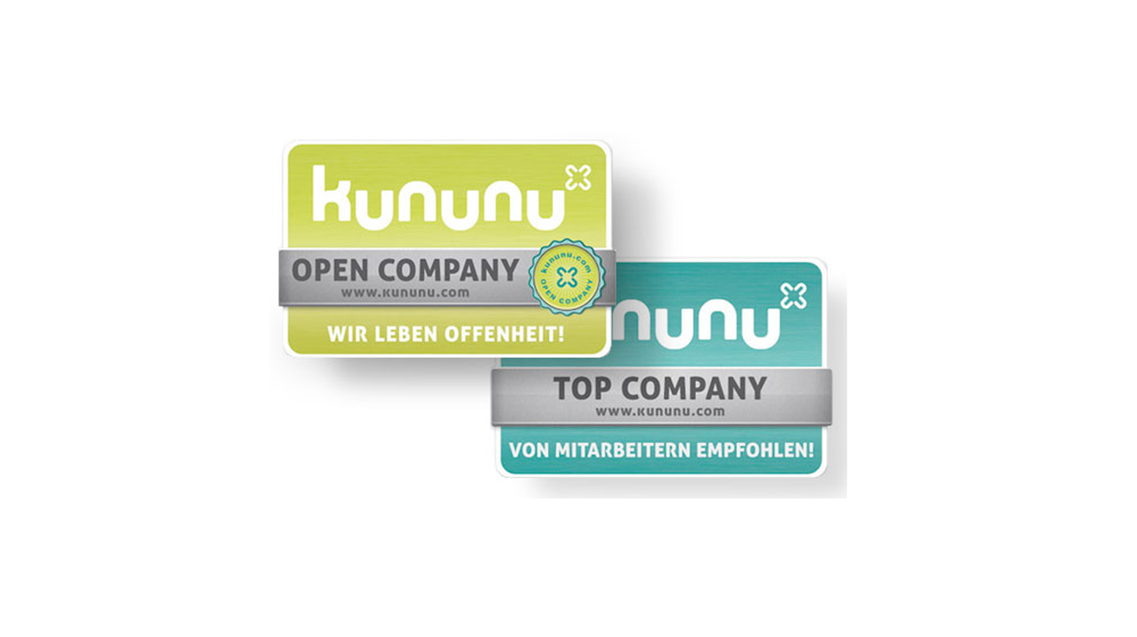 Zwei rechteckige Badges: ein grünes mit der Aufschrift „Open Company“ und ein blaues mit der Aufschrift „Top Company“, beide mit dem Kununu-Logo.