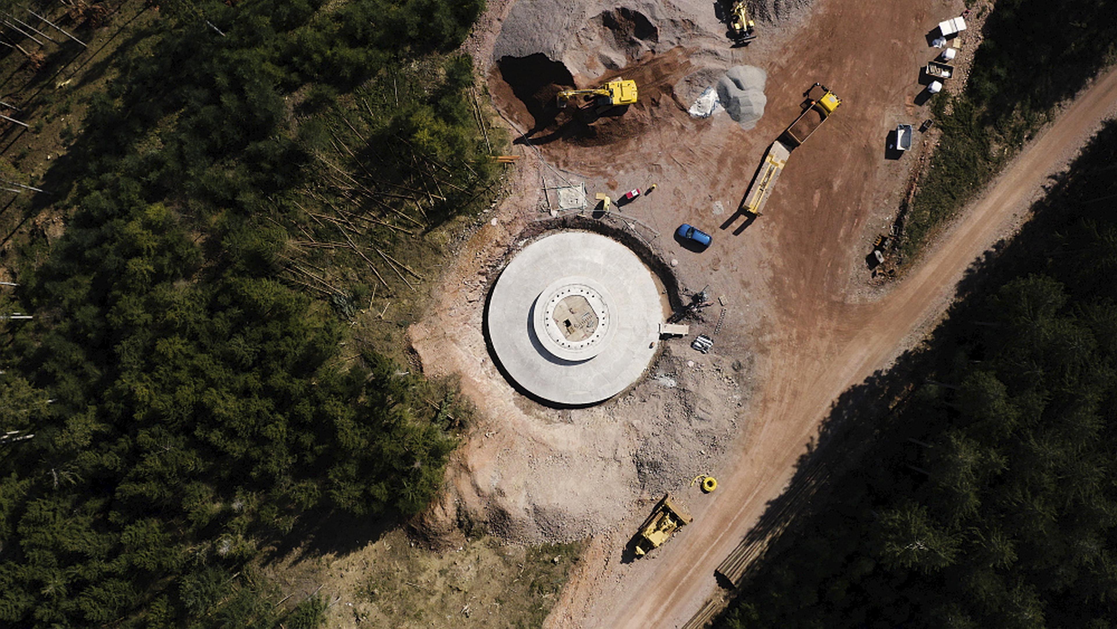 Fundament eines Windrads während der Bauarbeiten im Wald