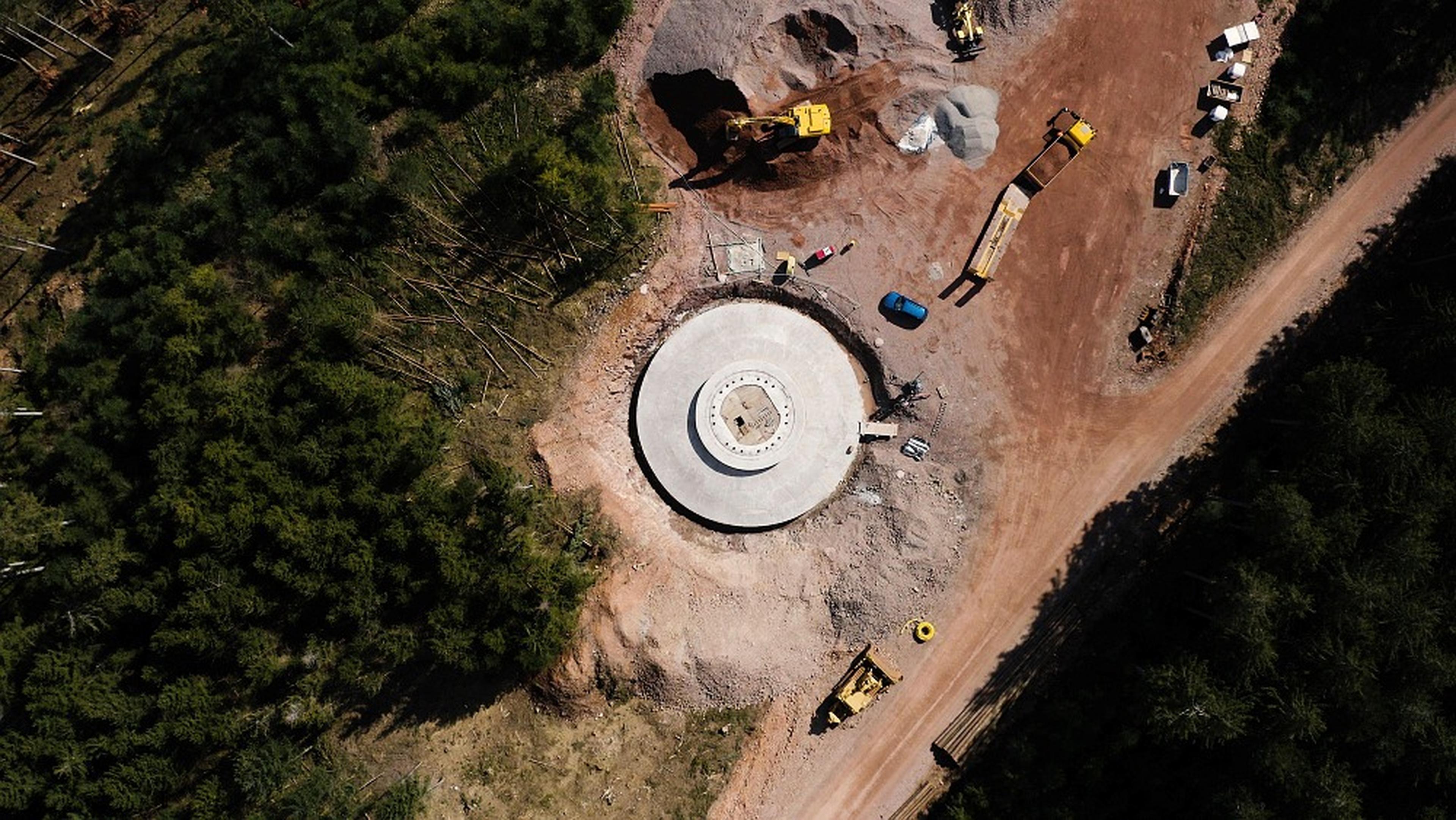 Fundament eines Windrads während der Bauarbeiten im Wald