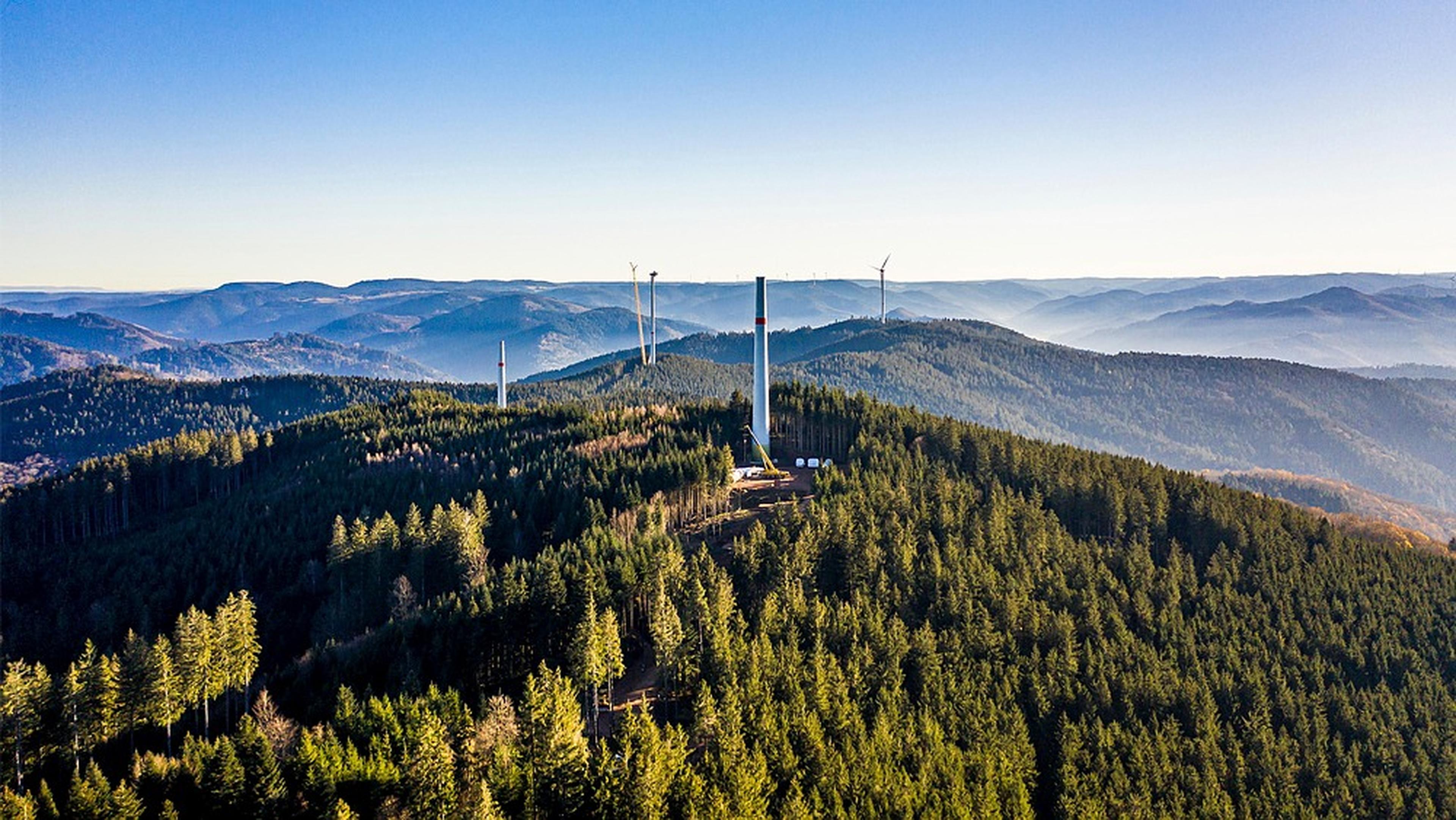 Windpark Hohenlochen im Bau - Windradtürme ohne Flügel auf bergigem Waldgebiet