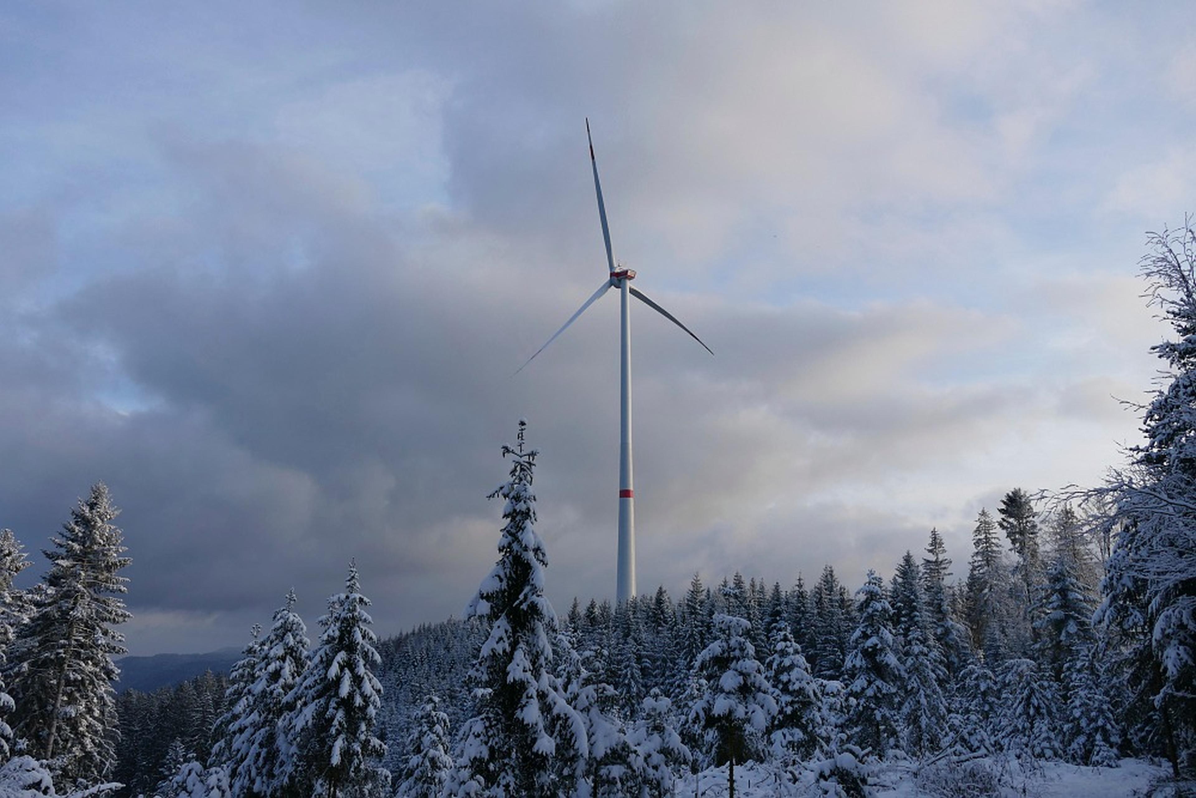 Windrad im Schwarwald bei Schnee und bewölktem Himmel